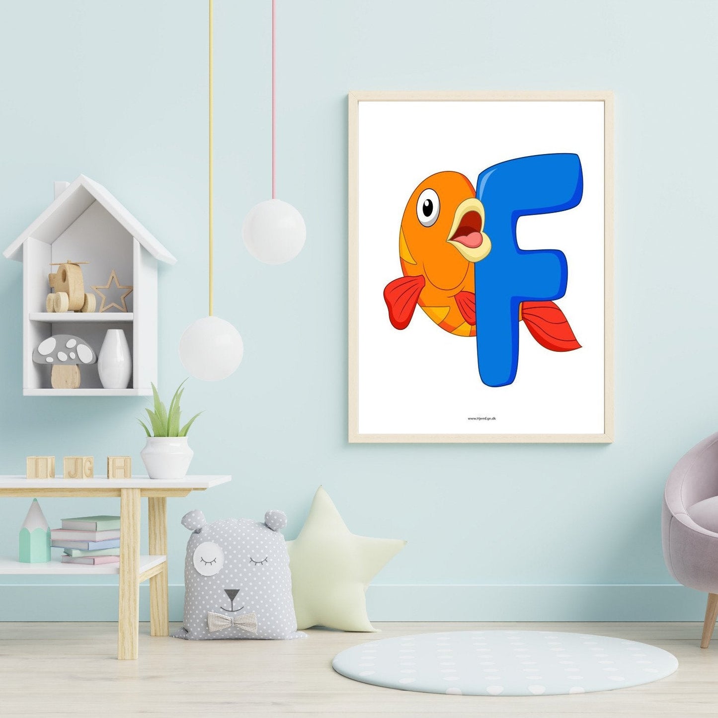 børneplakat og læringsplakat med bogstaver f vist ophængt på en væg i et børneværelse