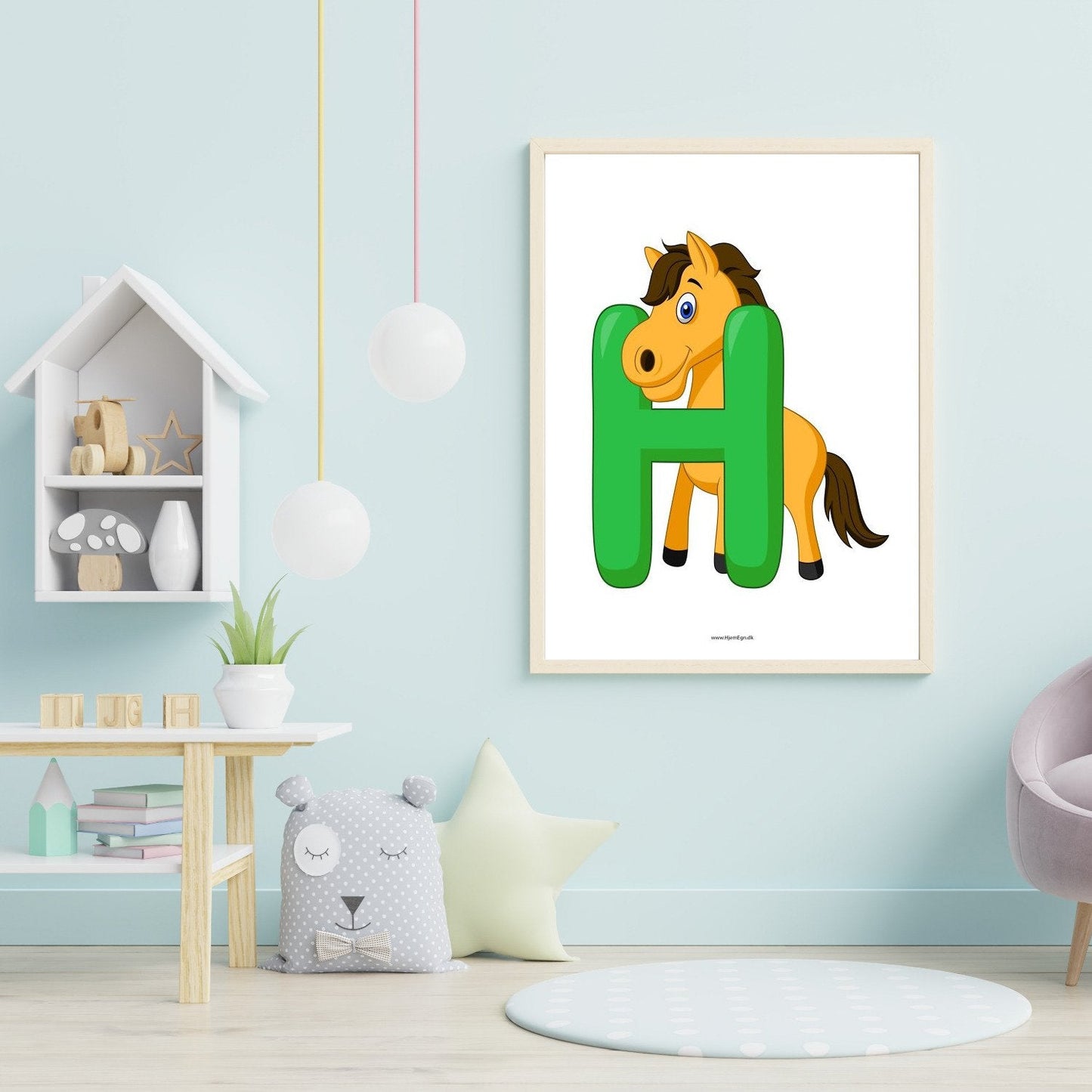 børneplakat og læringsplakat med bogstaver h vist ophængt på en væg i et børneværelse