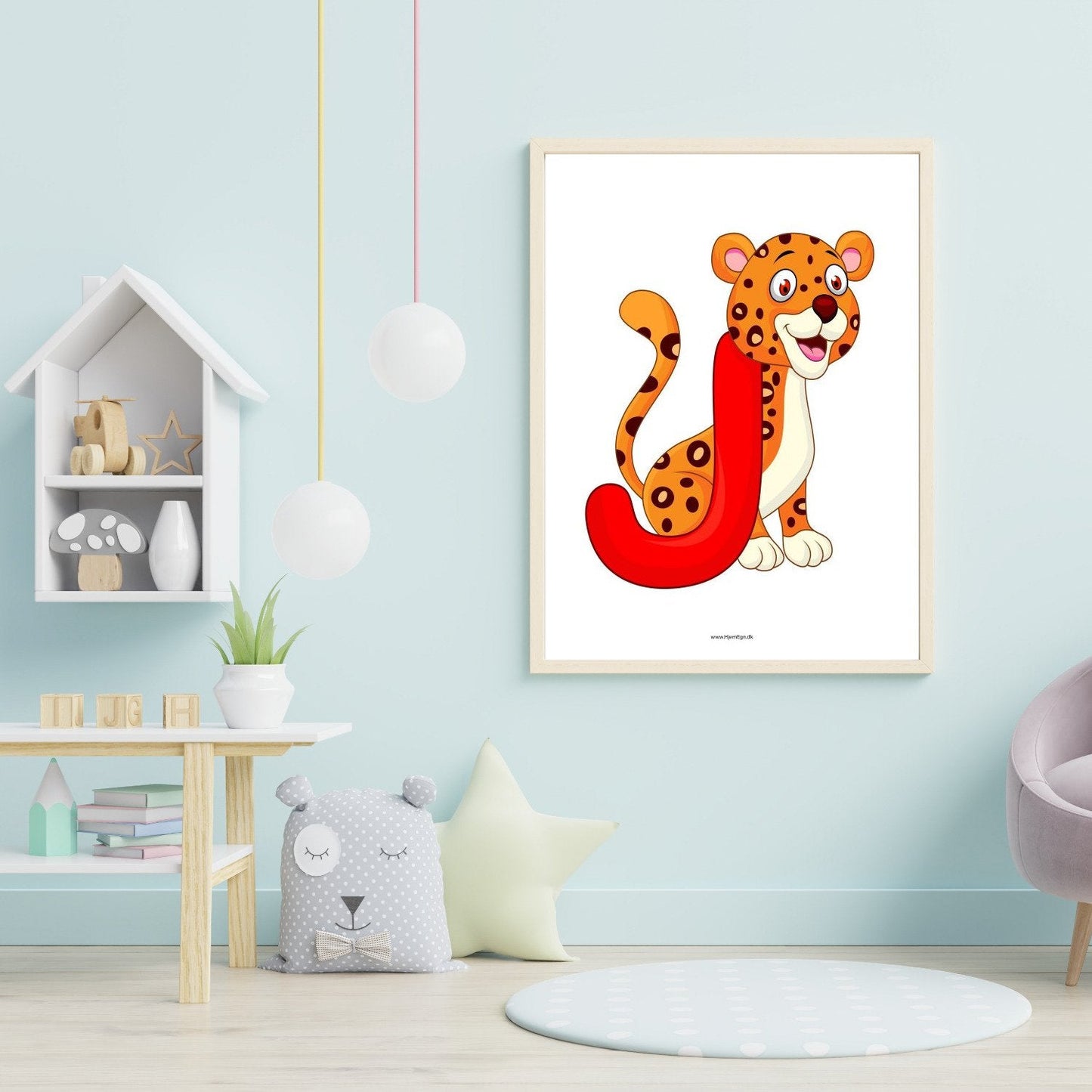 børneplakat og læringsplakat med bogstaver j vist ophængt på en væg i et børneværelse