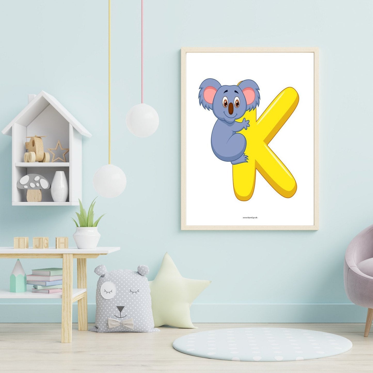 børneplakat og læringsplakat med bogstaver k vist ophængt på en væg i et børneværelse