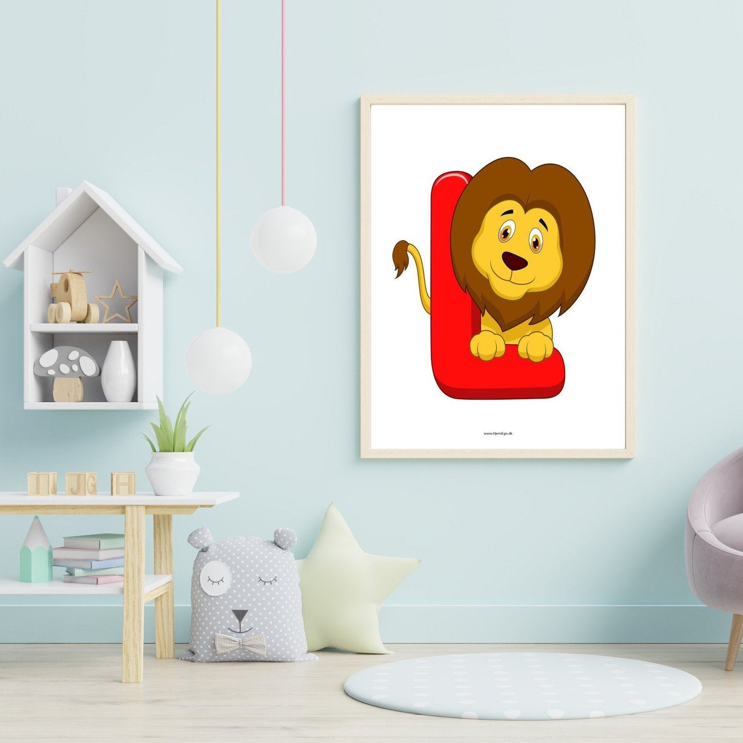 børneplakat og læringsplakat med bogstaver l vist ophængt på en væg i et børneværelse