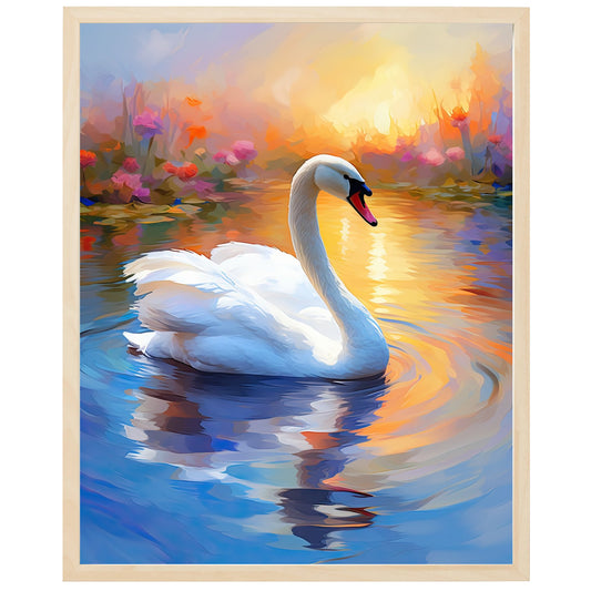 Billedet viser en smuk knopsvane, der svømmer i en idyllisk sø omgivet af frodige træer. Svanen er i fokus og fremstår elegant med sin lange hals og hvide fjerdragt. Vandets overflade spejler svanen og den blå himmel, hvilket skaber en stemning af fred og harmoni. Billedet giver en følelse af at være midt i naturen på en afslappende rejse.