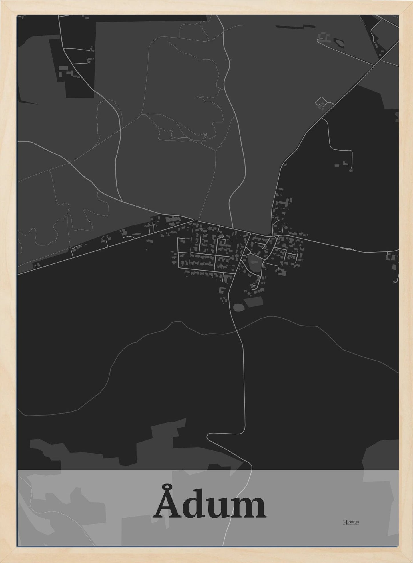 Ådum plakat i farve mørk grå og HjemEgn.dk design firkantet. Design bykort for Ådum