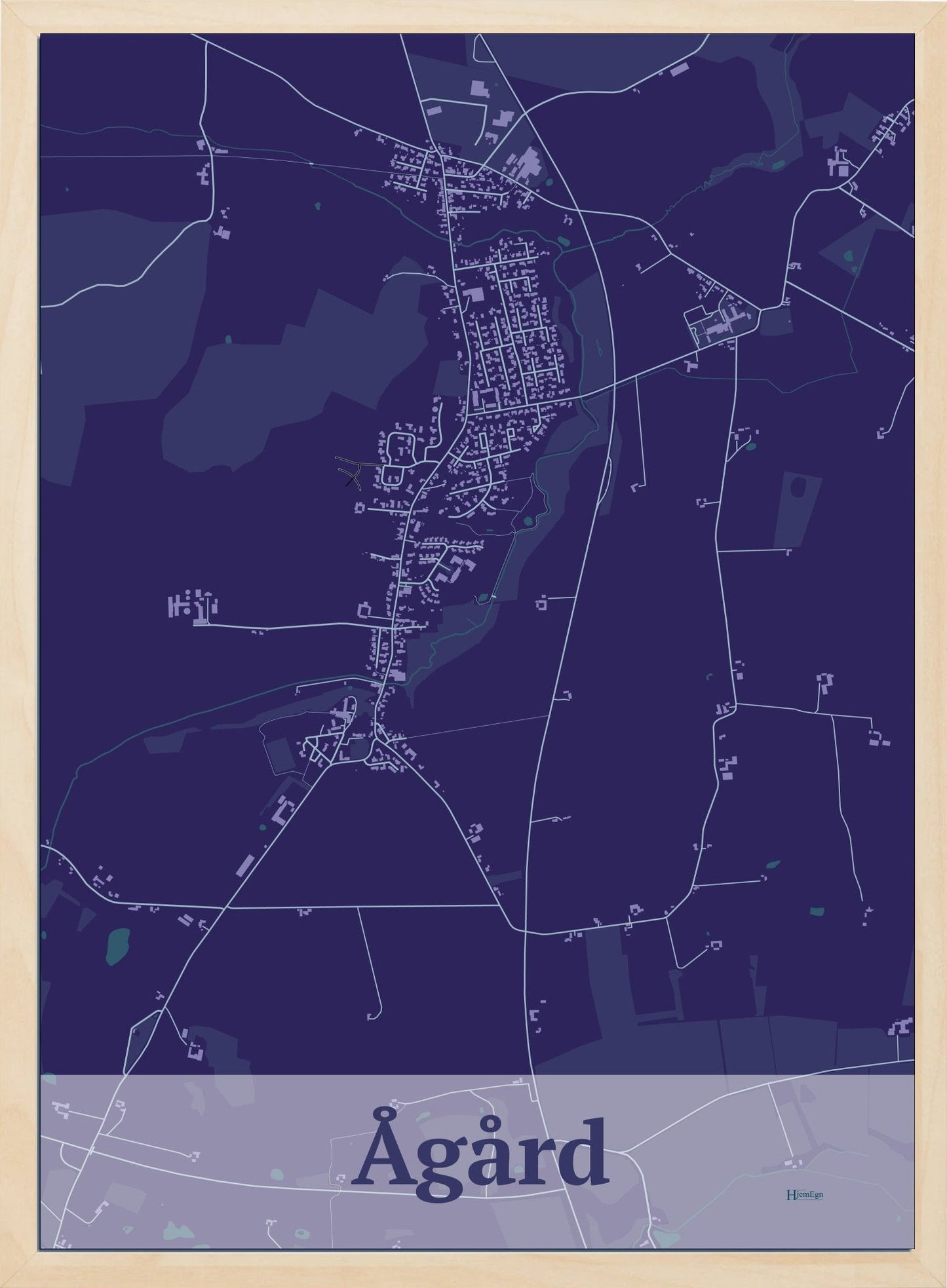 Ågård plakat i farve mørk lilla og HjemEgn.dk design firkantet. Design bykort for Ågård