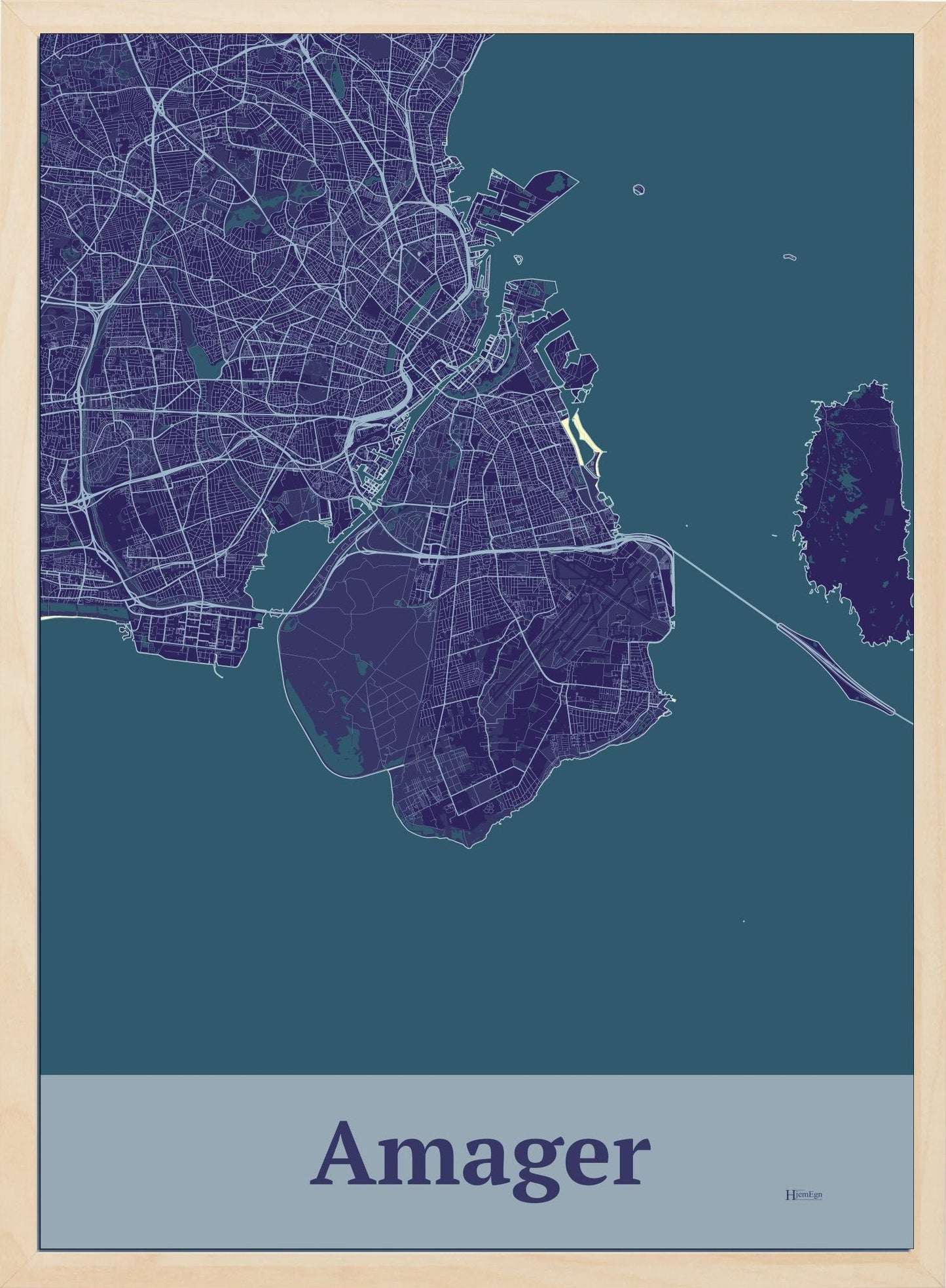 Amager plakat i farve mørk lilla og HjemEgn.dk design firkantet. Design ø-kort for Amager