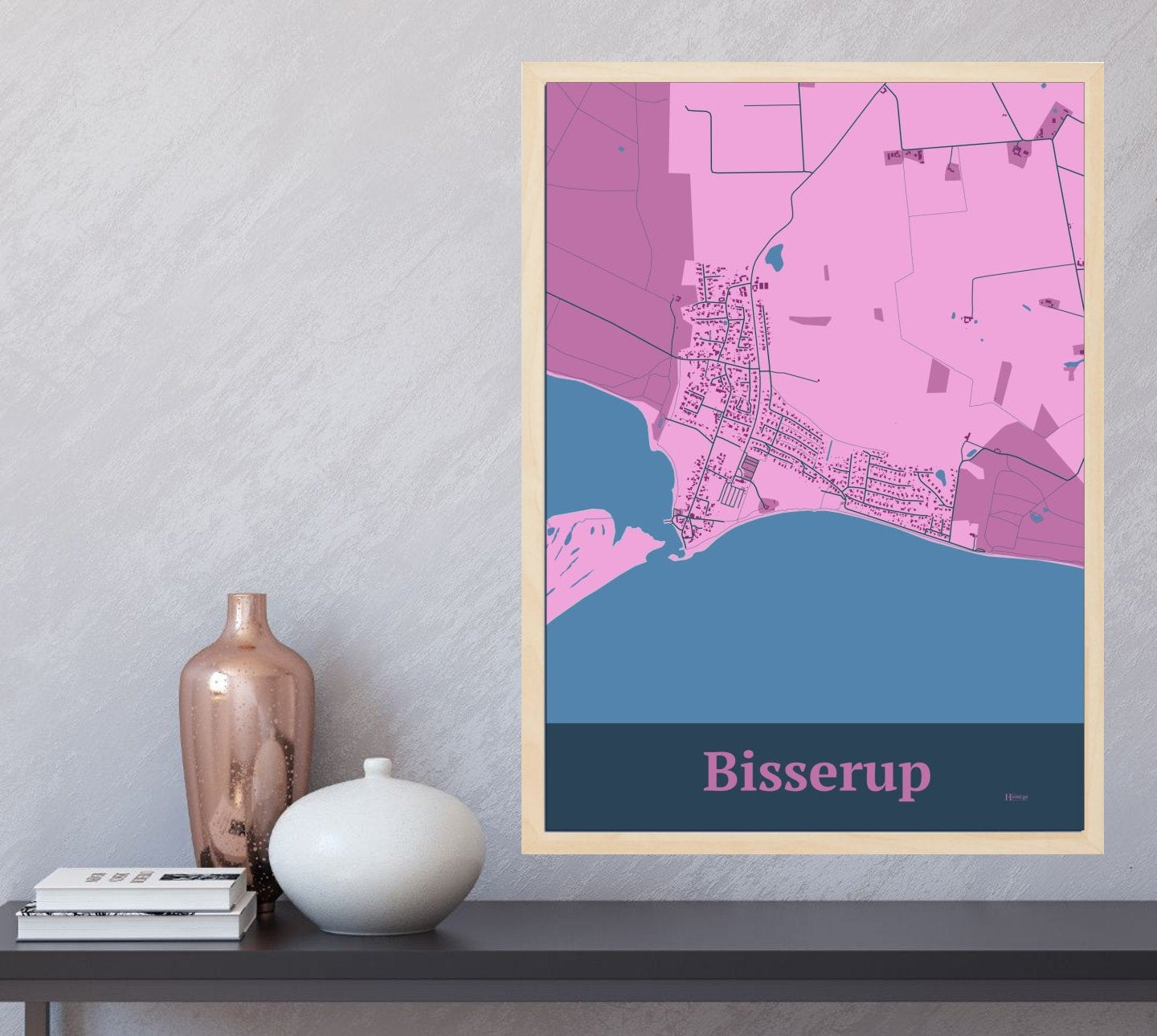Bisserup plakat i farve og HjemEgn.dk design firkantet. Design bykort for Bisserup