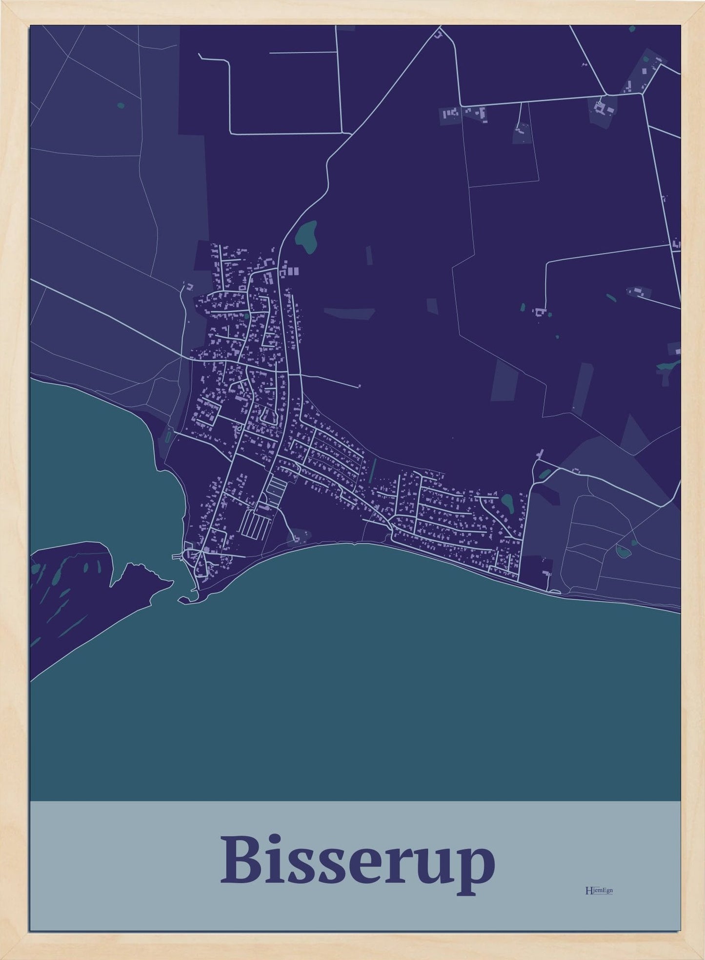 Bisserup plakat i farve mørk lilla og HjemEgn.dk design firkantet. Design bykort for Bisserup