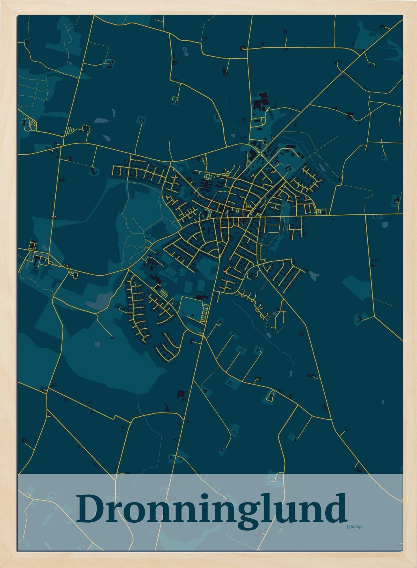 Dronninglund plakat i farve mørk blå og HjemEgn.dk design firkantet. Design bykort for Dronninglund