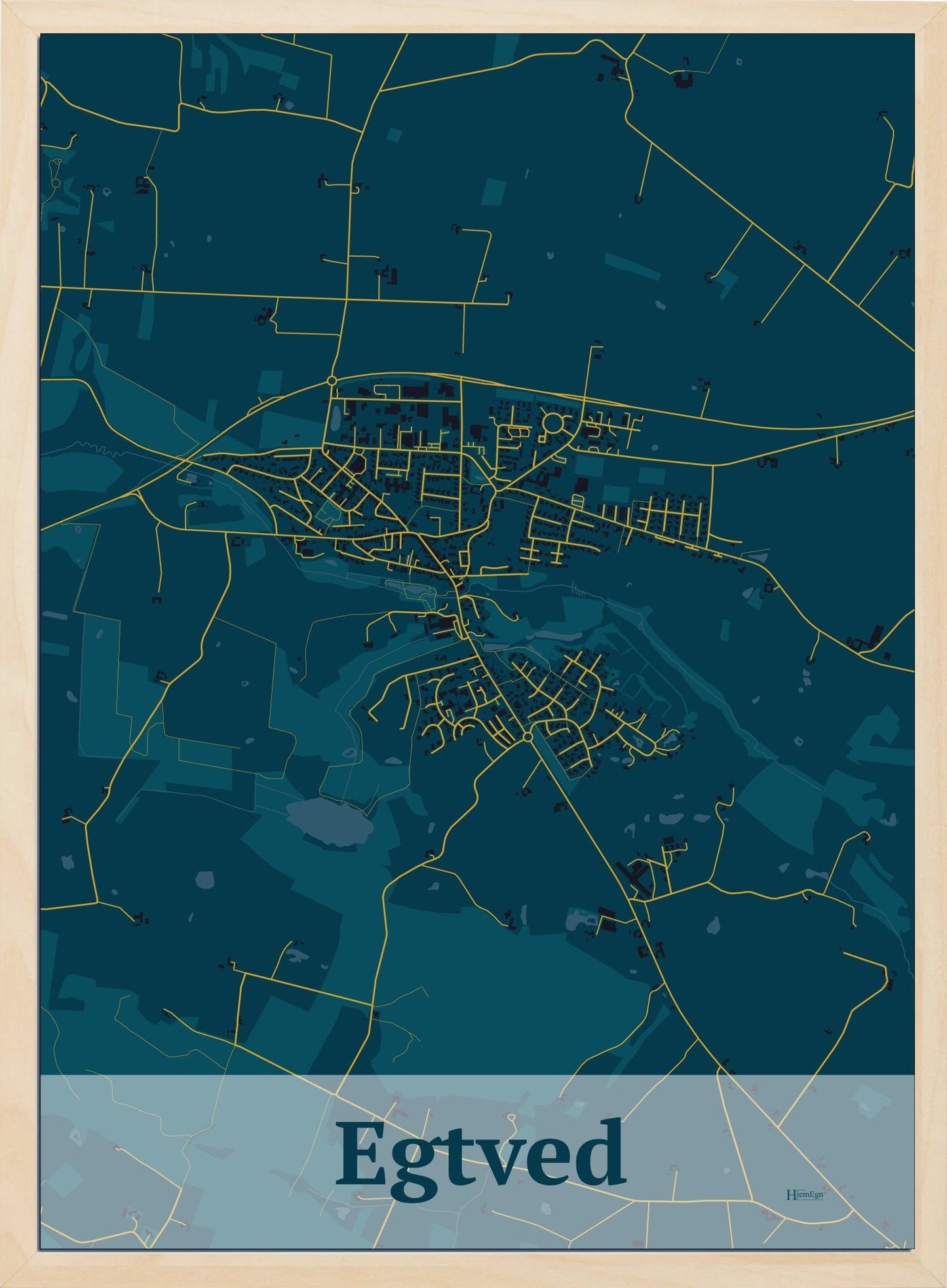 Egtved plakat i farve mørk blå og HjemEgn.dk design firkantet. Design bykort for Egtved