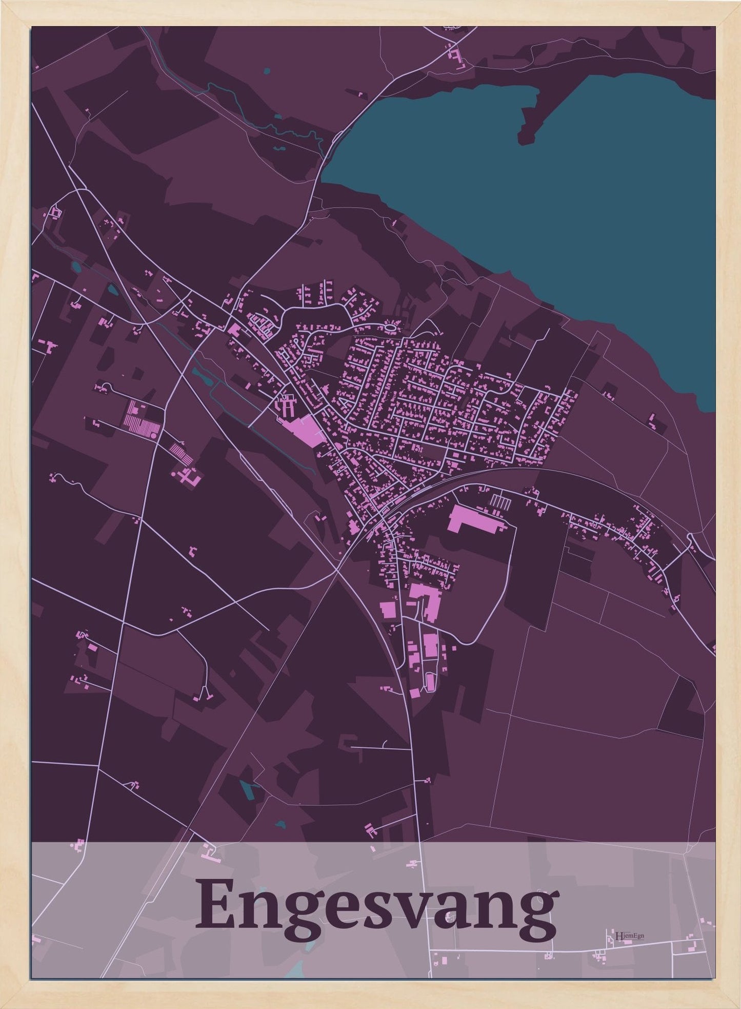 Engesvang plakat i farve mørk rød og HjemEgn.dk design firkantet. Design bykort for Engesvang