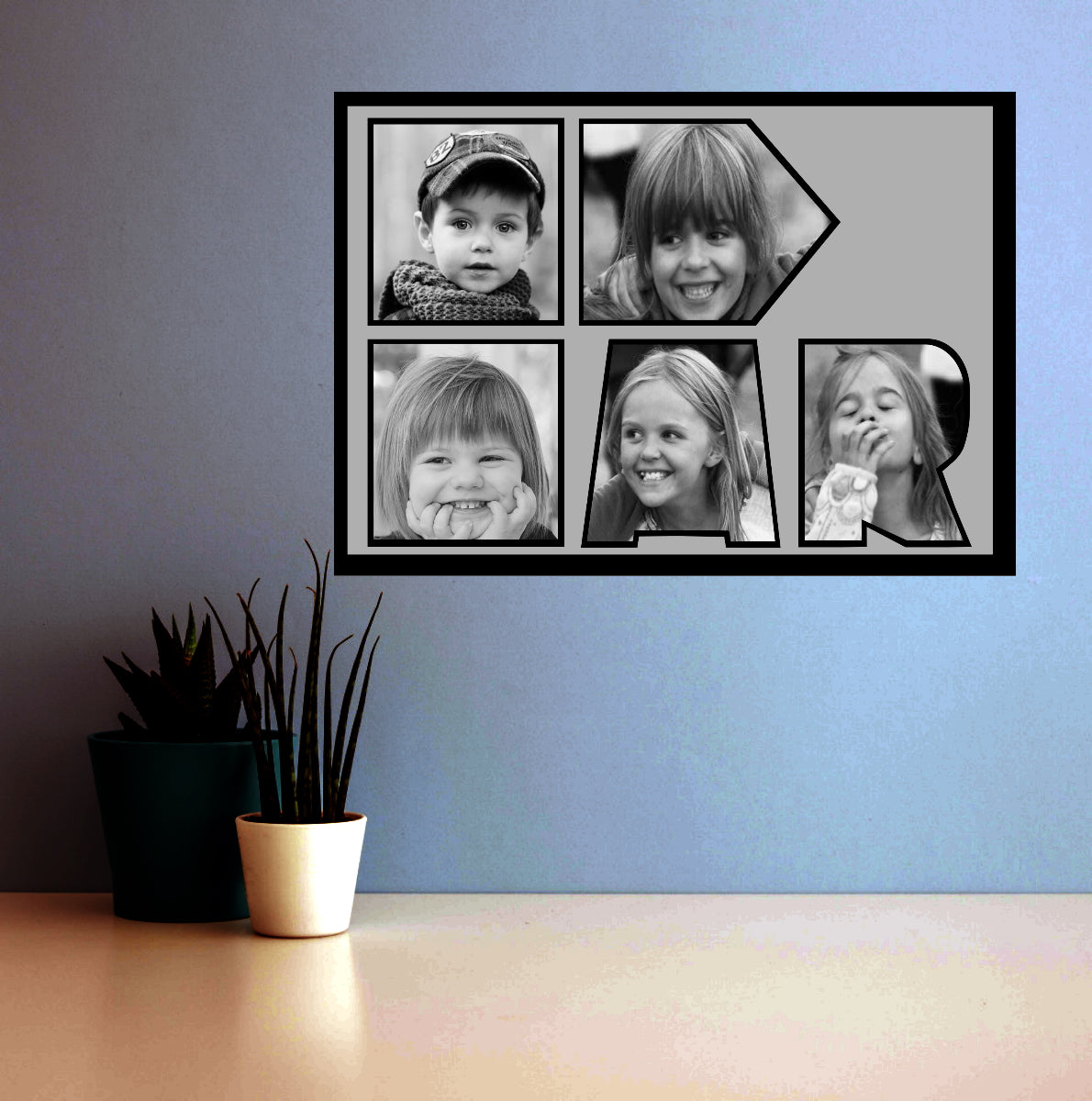 Far foto collage plakat med 5 billeder i moderne grå baggrund ophængt på blå væg - Hjemegn