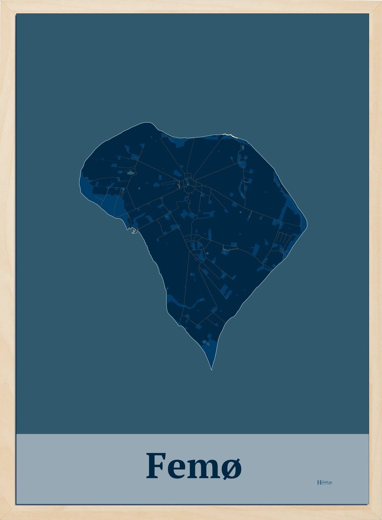 Femø plakat i farve mørk blå og HjemEgn.dk design firkantet. Design ø-kort for Femø