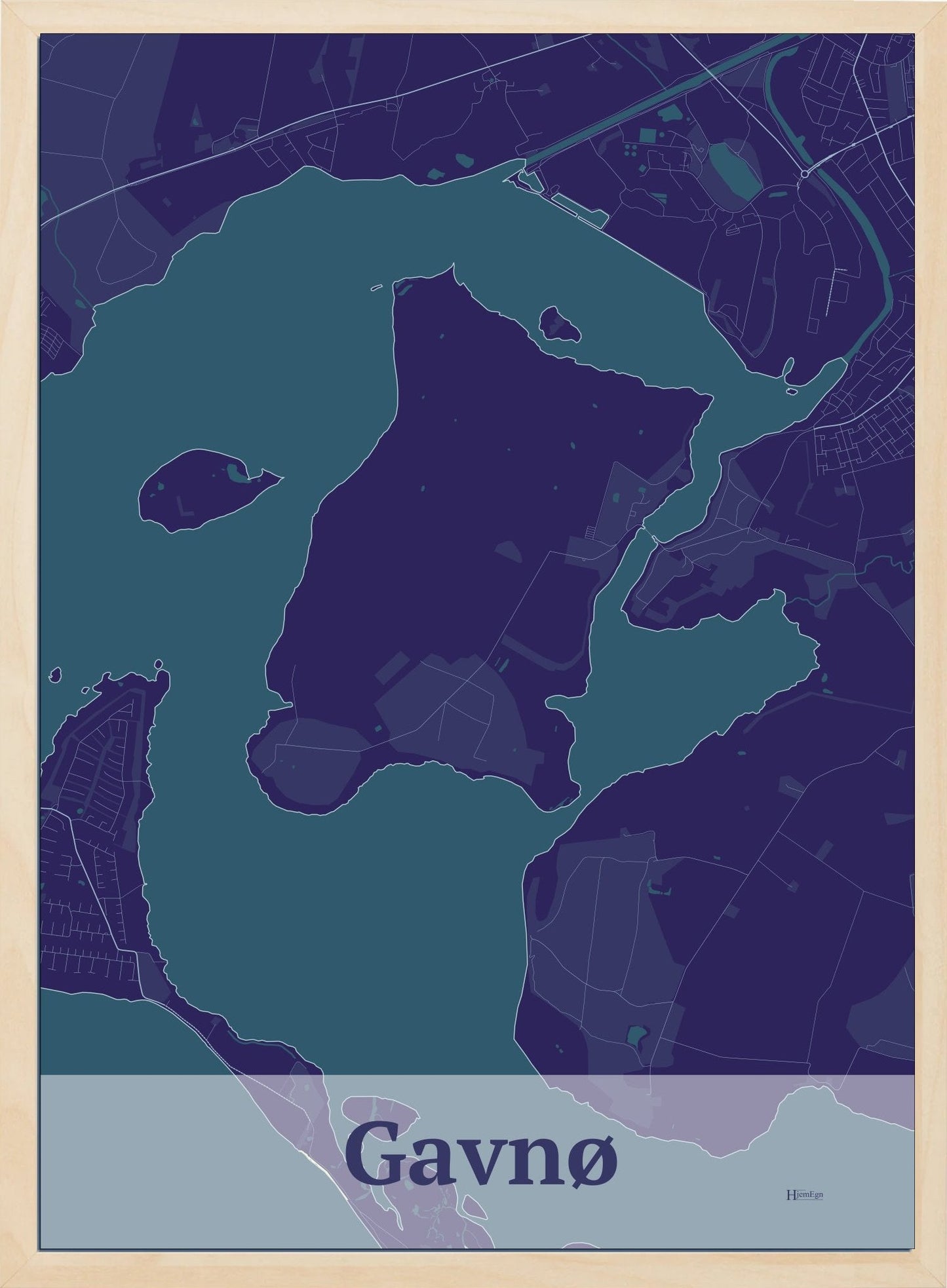 Gavnø plakat i farve mørk lilla og HjemEgn.dk design firkantet. Design ø-kort for Gavnø