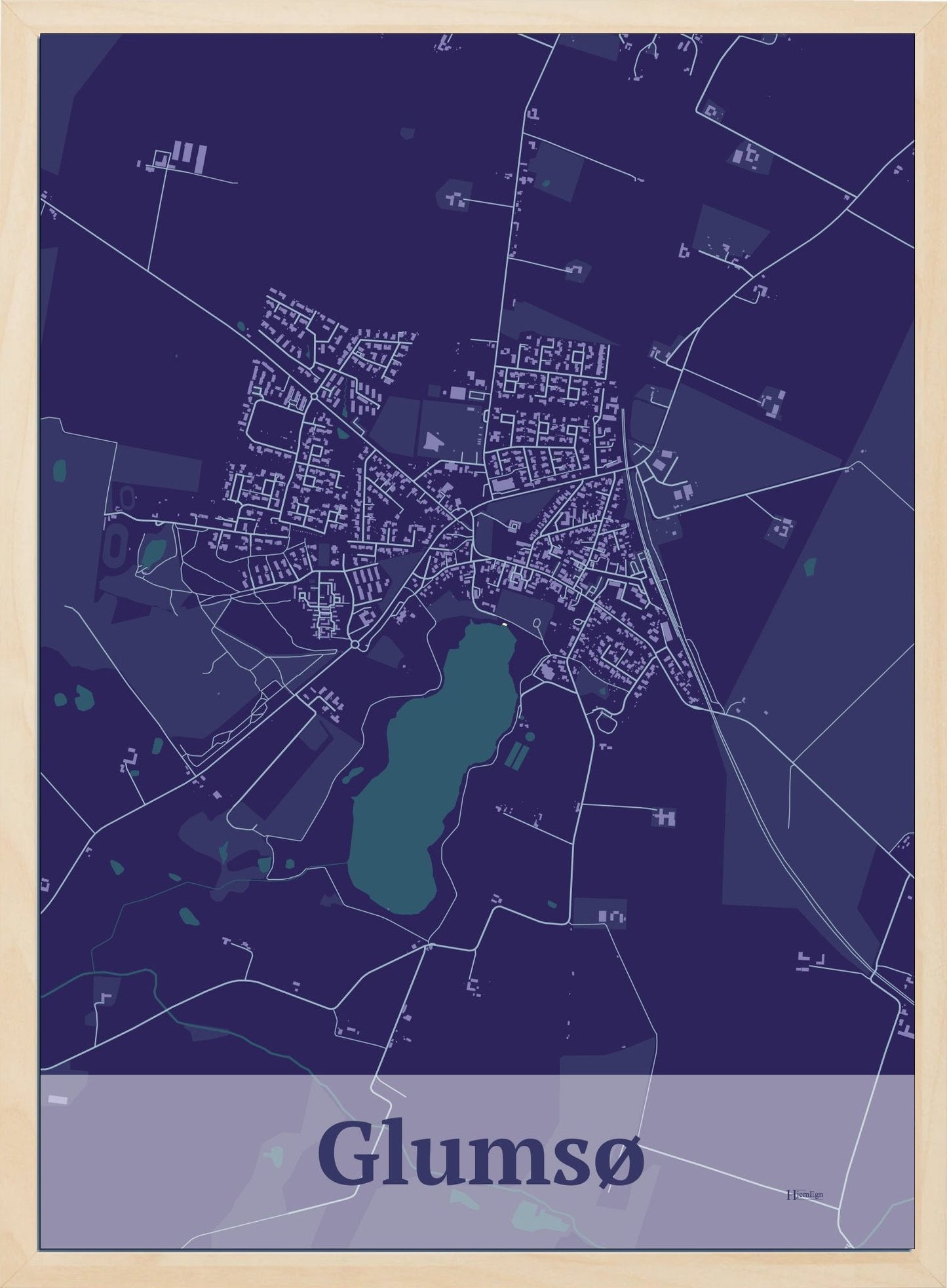 Glumsø plakat i farve mørk lilla og HjemEgn.dk design firkantet. Design bykort for Glumsø