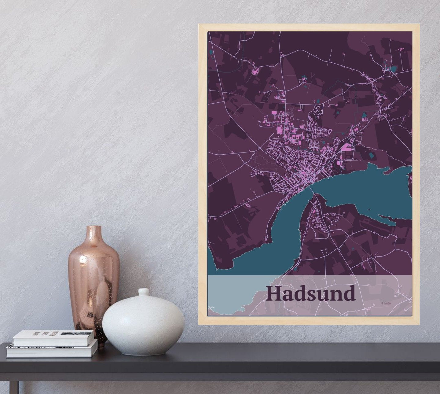 Hadsund plakat i farve og HjemEgn.dk design firkantet. Design bykort for Hadsund