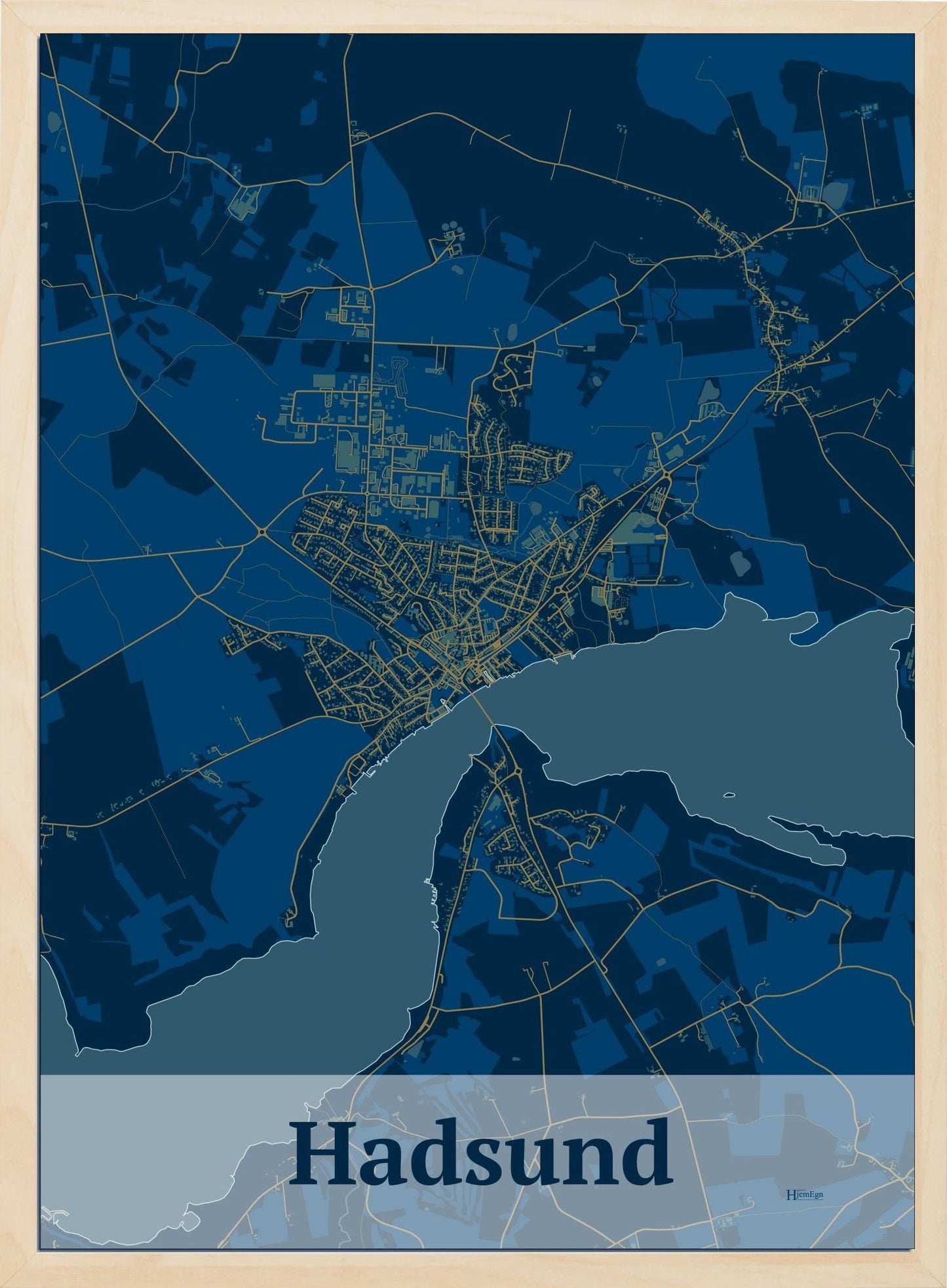 Hadsund plakat i farve mørk blå og HjemEgn.dk design firkantet. Design bykort for Hadsund