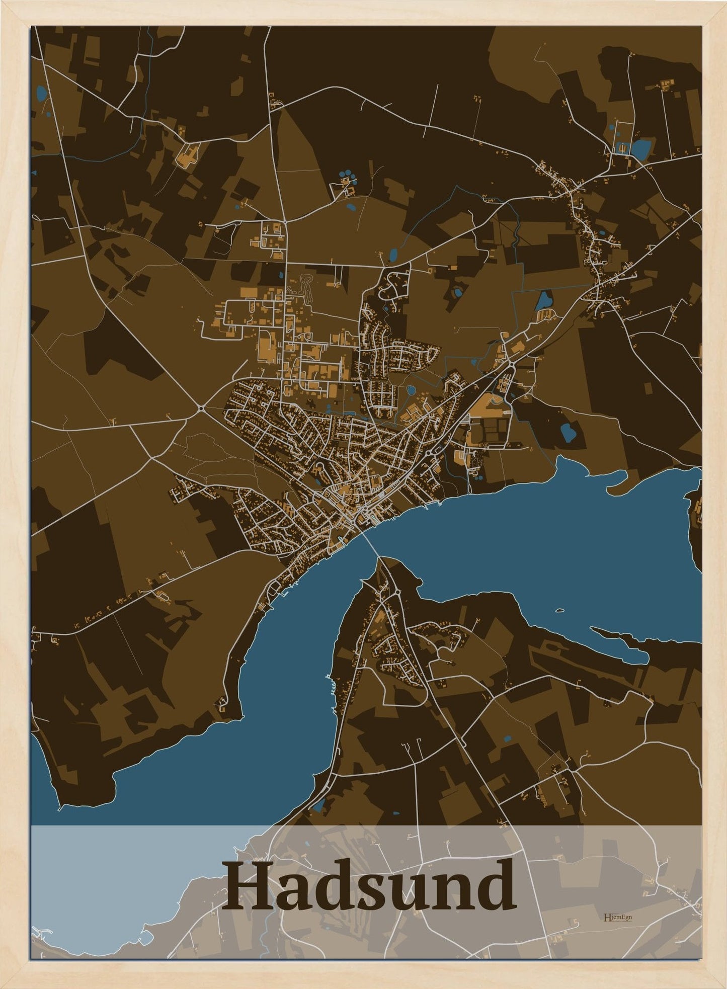 Hadsund plakat i farve mørk brun og HjemEgn.dk design firkantet. Design bykort for Hadsund