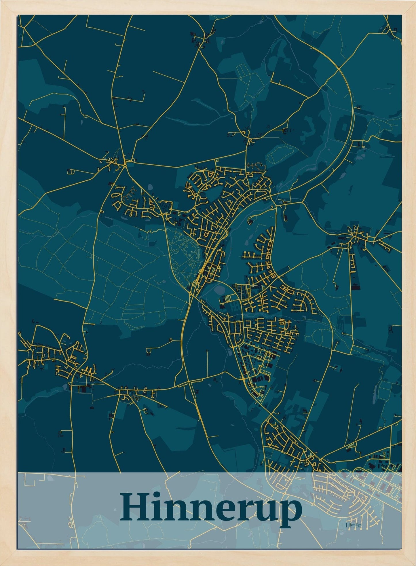 Hinnerup plakat i farve mørk blå og HjemEgn.dk design firkantet. Design bykort for Hinnerup