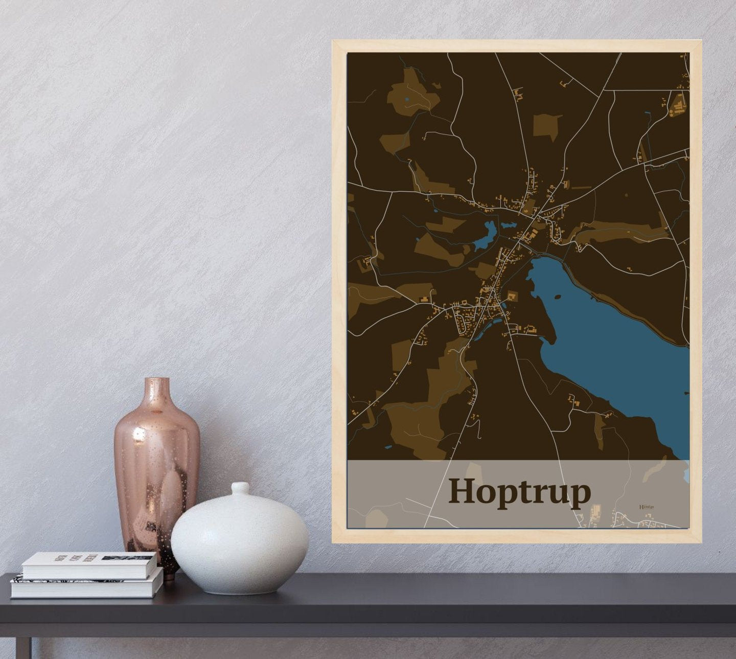 Hoptrup plakat i farve og HjemEgn.dk design firkantet. Design bykort for Hoptrup