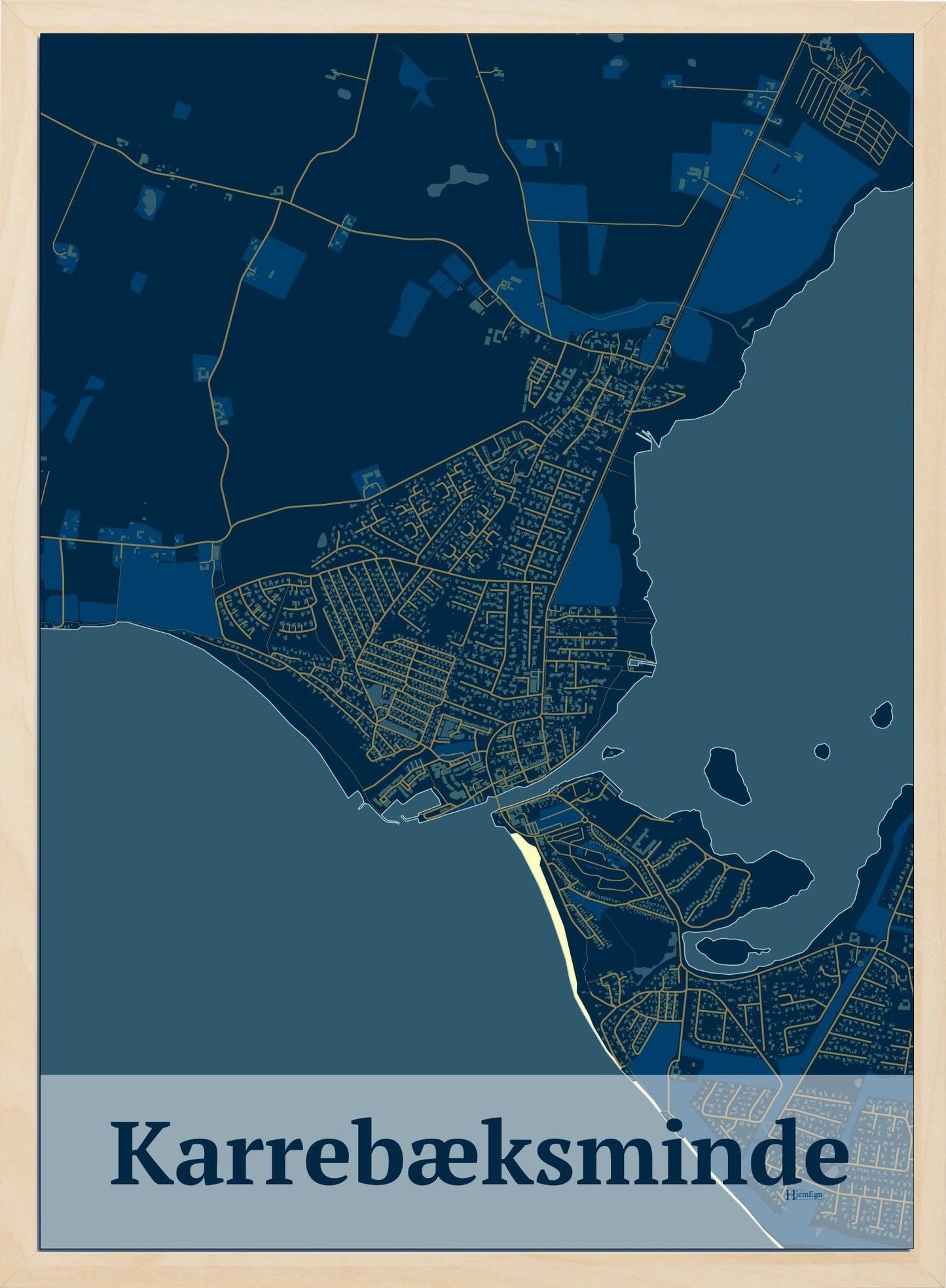 Karrebæksminde plakat i farve mørk blå og HjemEgn.dk design firkantet. Design bykort for Karrebæksminde
