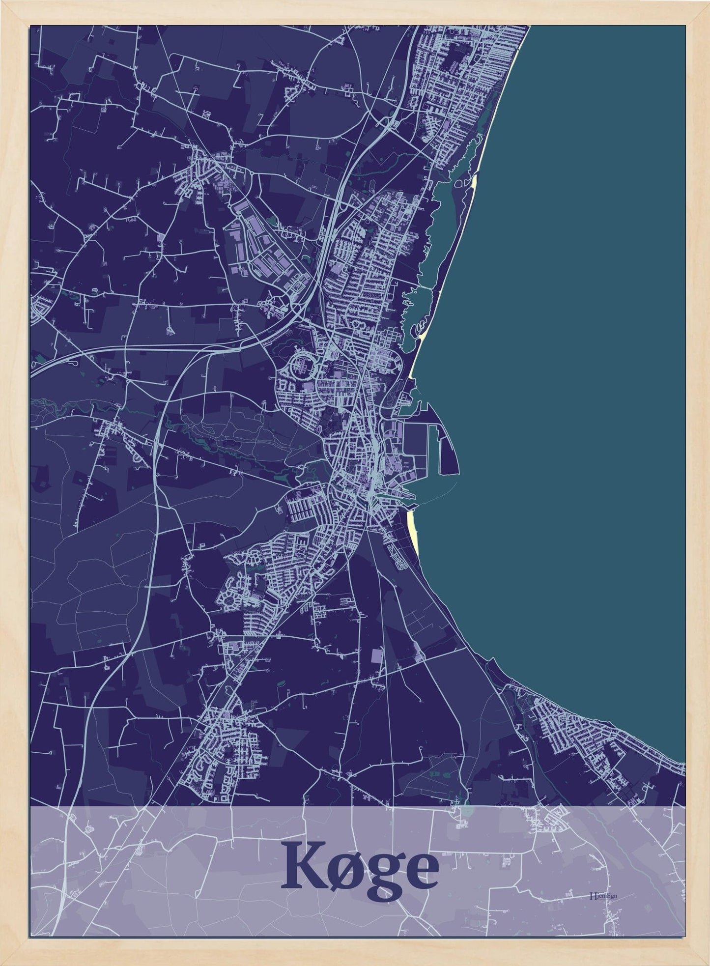 Køge plakat i farve mørk lilla og HjemEgn.dk design firkantet. Design bykort for Køge