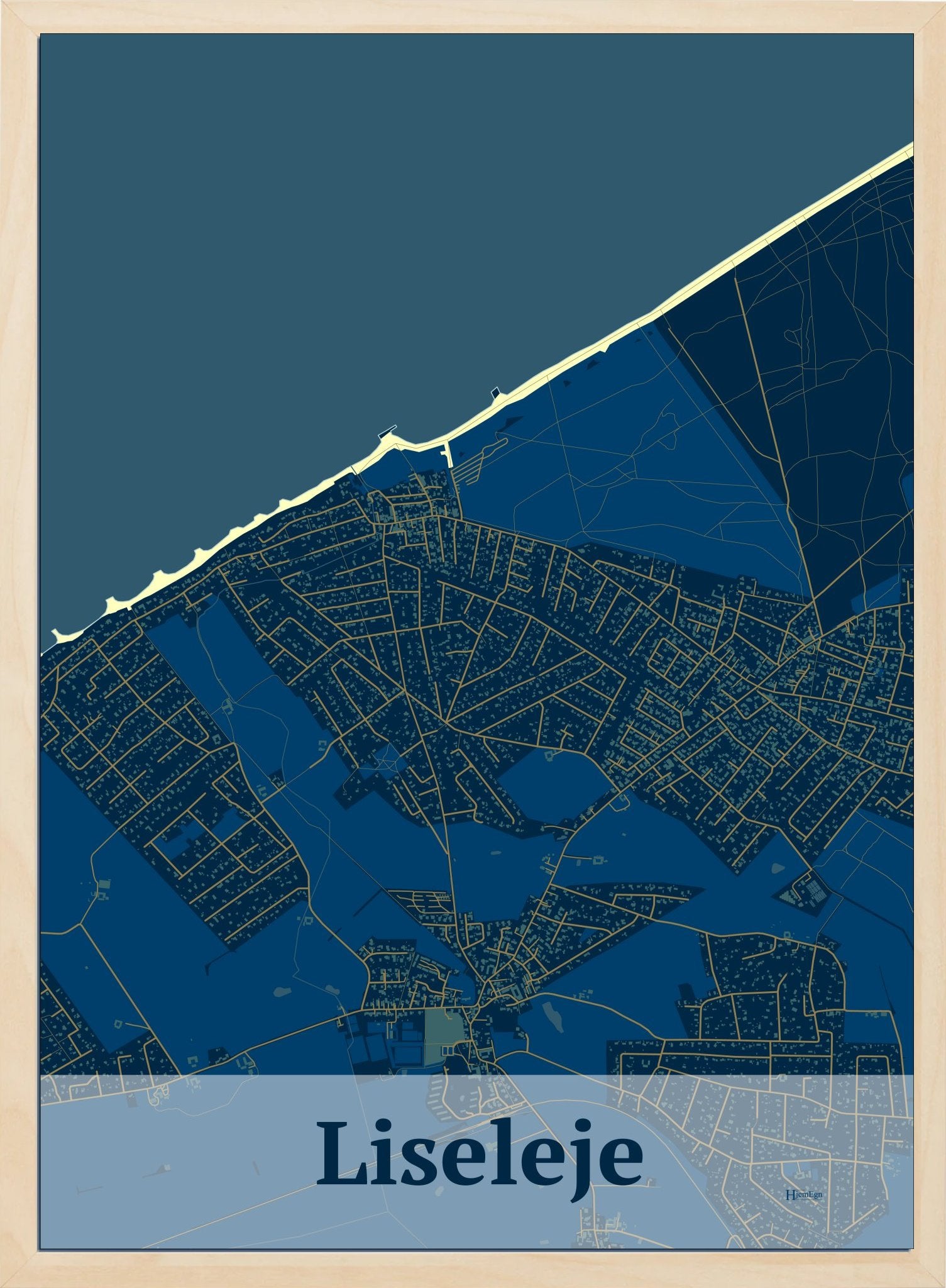 Liseleje plakat i farve mørk blå og HjemEgn.dk design firkantet. Design bykort for Liseleje