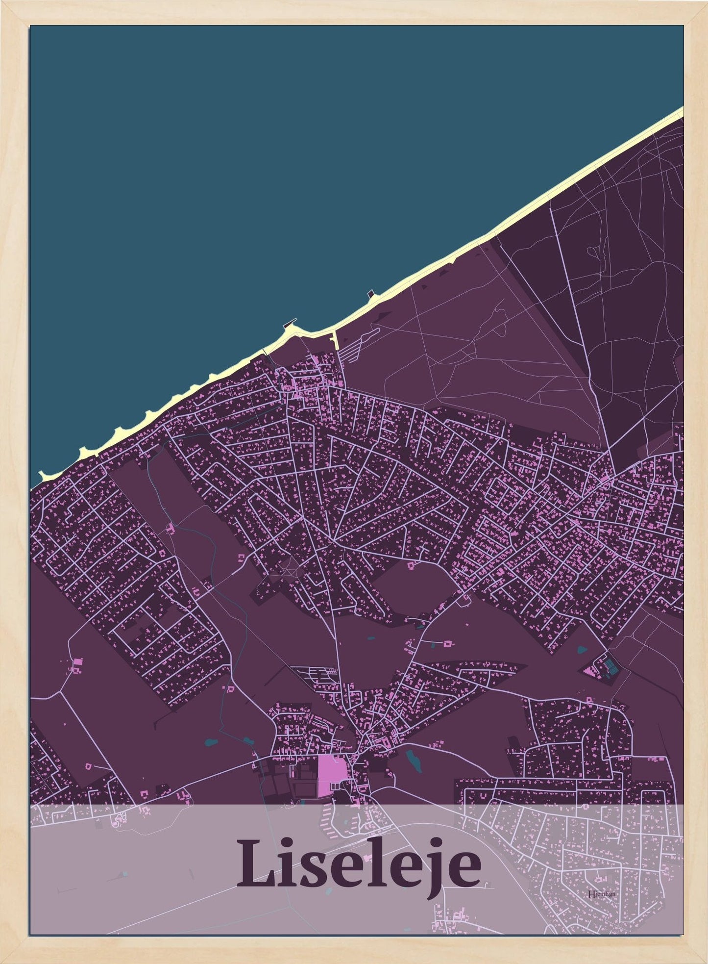 Liseleje plakat i farve mørk rød og HjemEgn.dk design firkantet. Design bykort for Liseleje