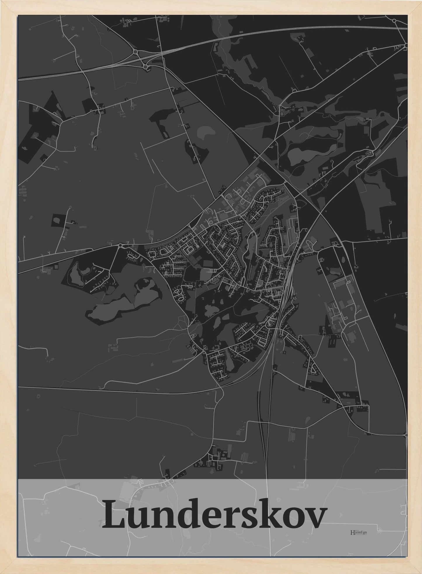 Lunderskov plakat i farve mørk grå og HjemEgn.dk design firkantet. Design bykort for Lunderskov