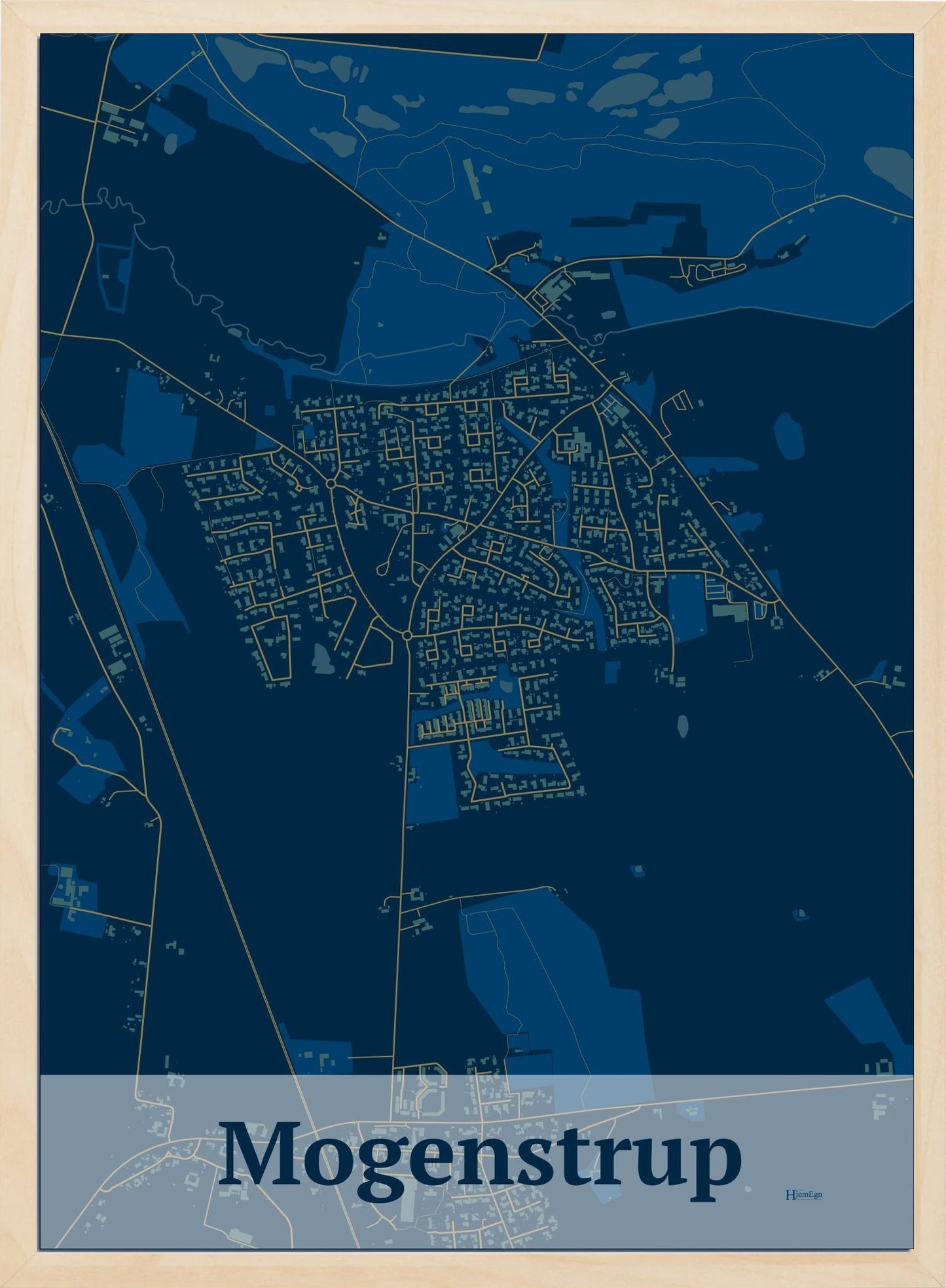 Mogenstrup plakat i farve mørk blå og HjemEgn.dk design firkantet. Design bykort for Mogenstrup
