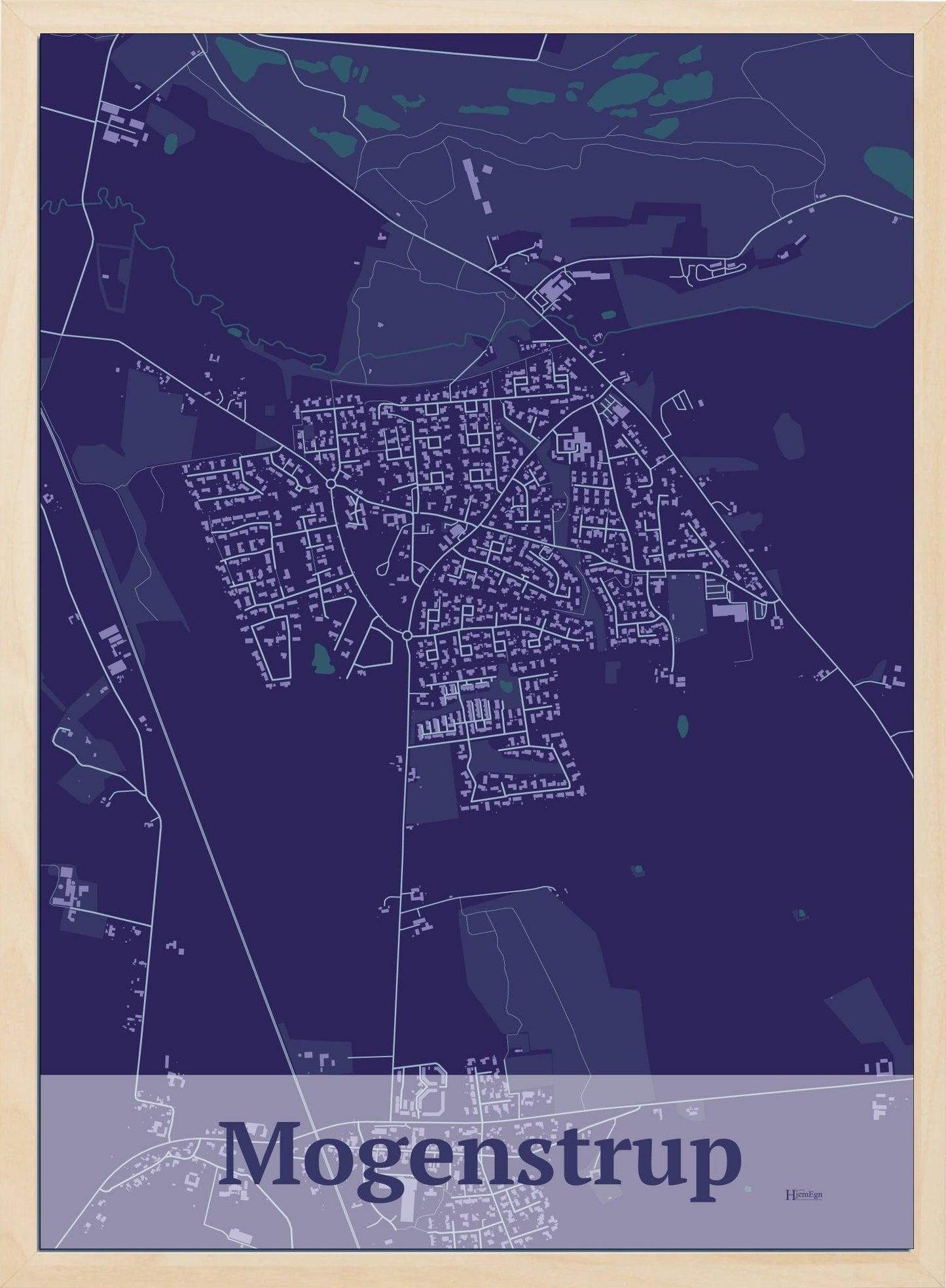 Mogenstrup plakat i farve mørk lilla og HjemEgn.dk design firkantet. Design bykort for Mogenstrup