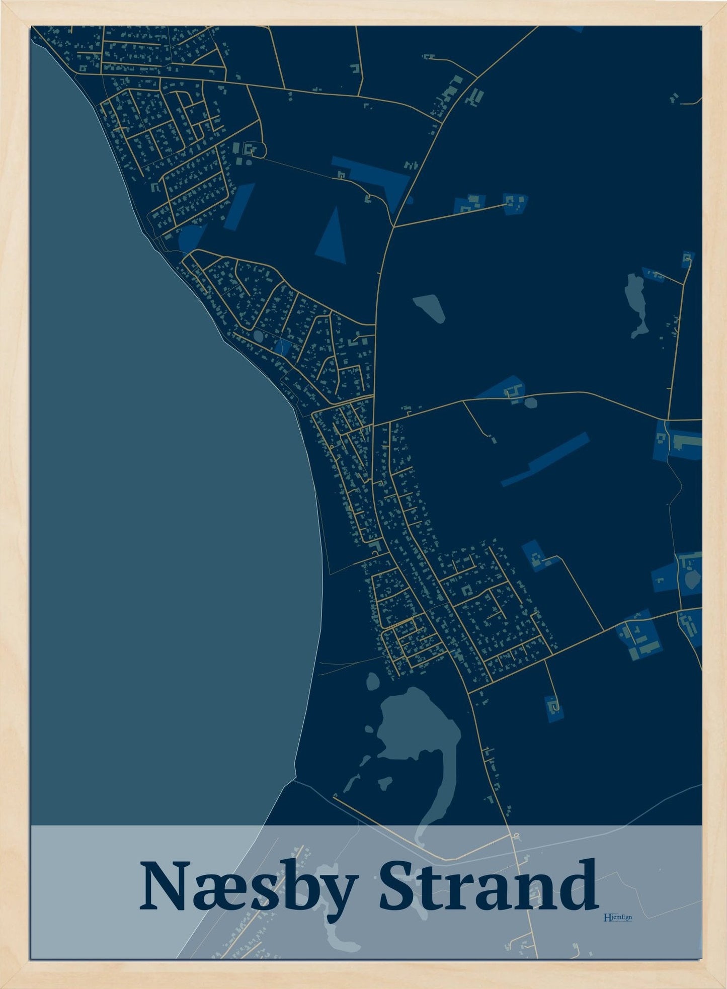 Næsby Strand plakat i farve mørk blå og HjemEgn.dk design firkantet. Design bykort for Næsby Strand