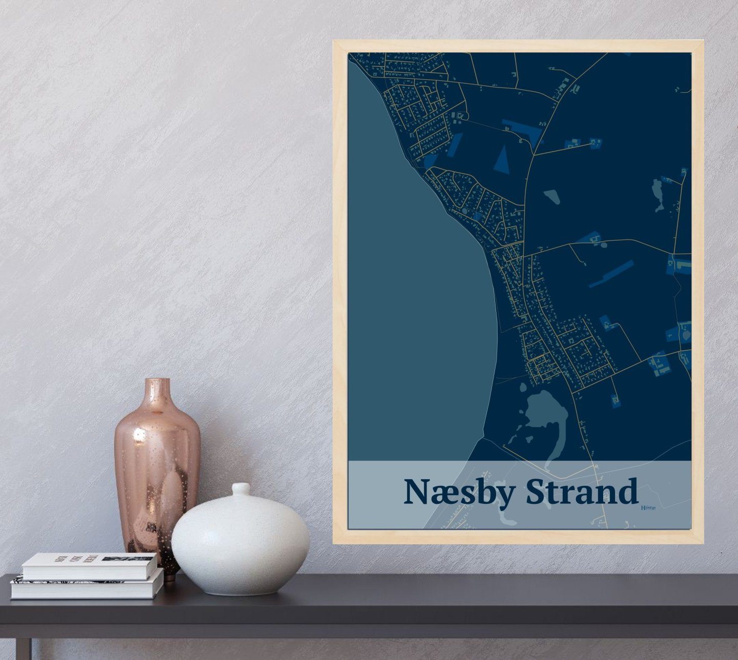 Næsby Strand plakat i farve og HjemEgn.dk design firkantet. Design bykort for Næsby Strand