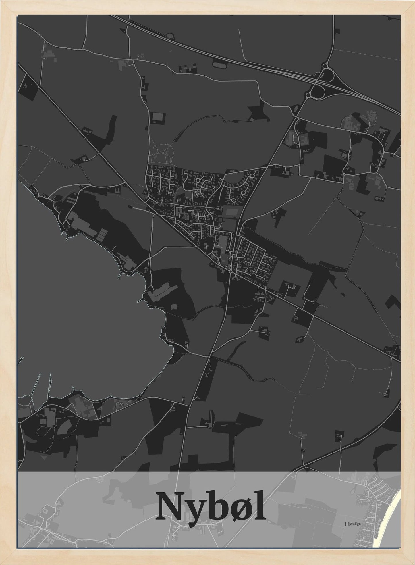 Nybøl plakat i farve mørk grå og HjemEgn.dk design firkantet. Design bykort for Nybøl