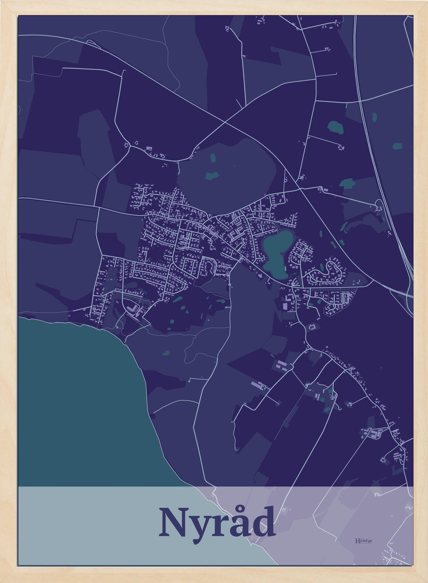 Nyråd plakat i farve mørk lilla og HjemEgn.dk design firkantet. Design bykort for Nyråd
