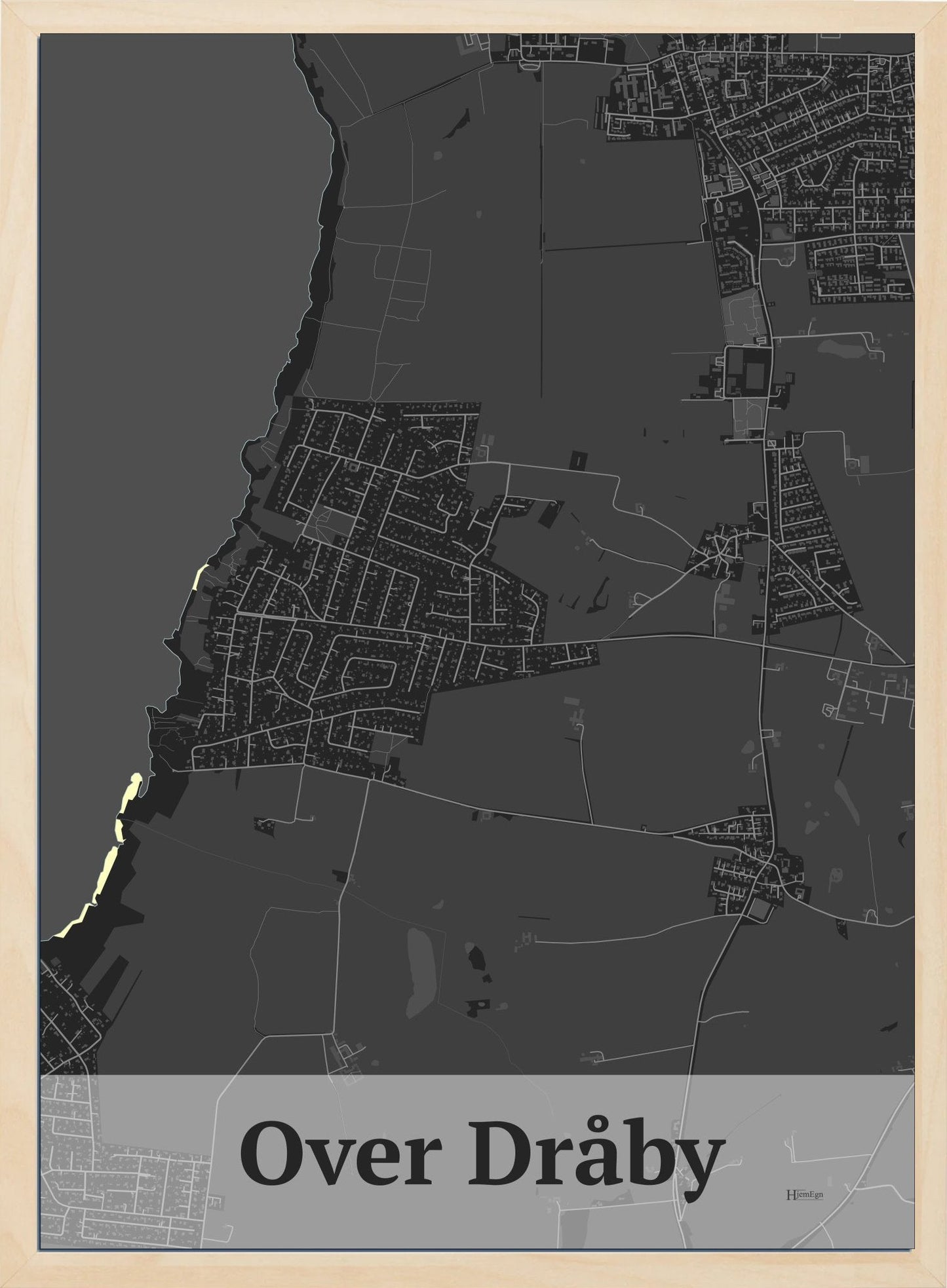 Over Dråby plakat i farve mørk grå og HjemEgn.dk design firkantet. Design bykort for Over Dråby