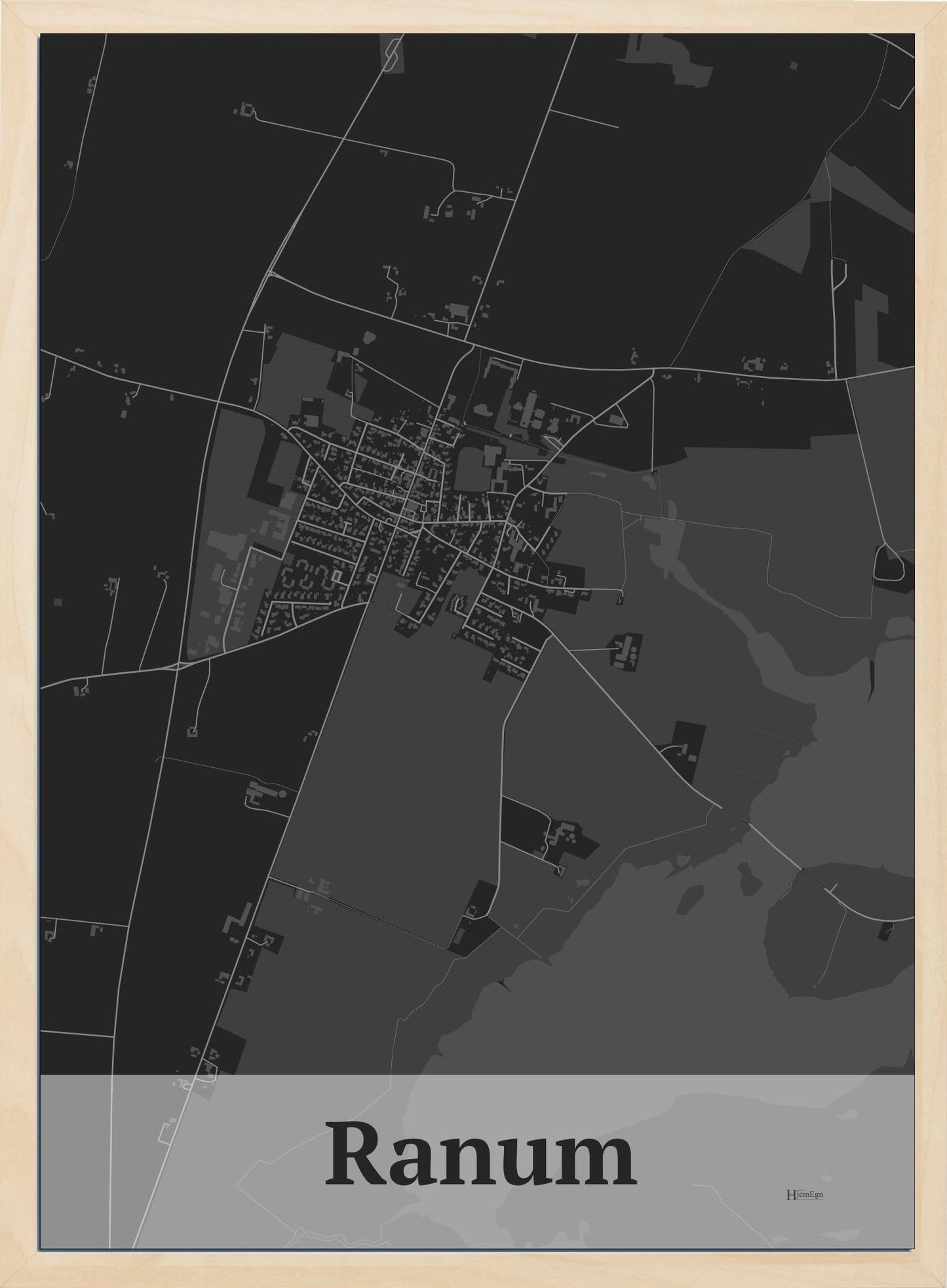 Ranum plakat i farve mørk grå og HjemEgn.dk design firkantet. Design bykort for Ranum