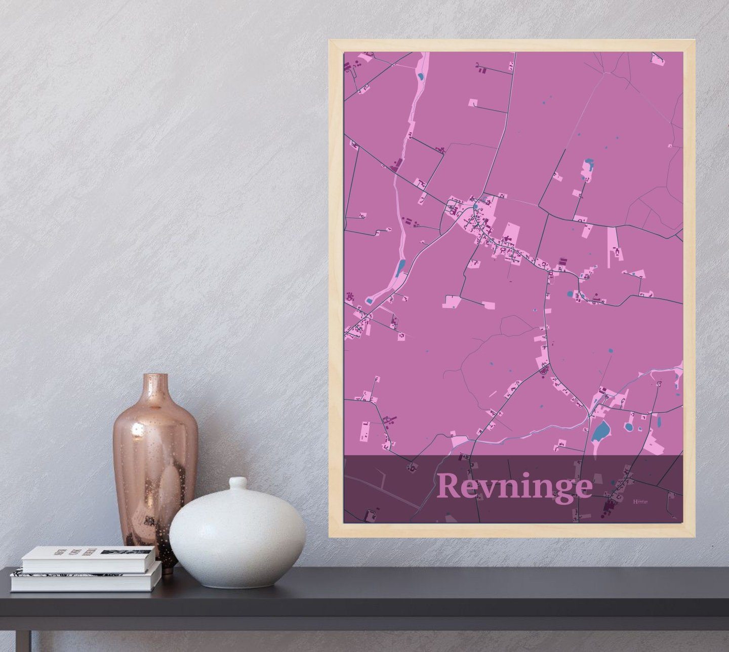 Revninge plakat i farve og HjemEgn.dk design firkantet. Design bykort for Revninge