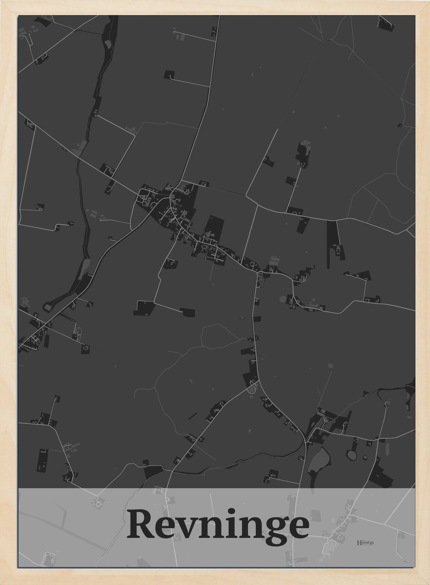 Revninge plakat i farve mørk grå og HjemEgn.dk design firkantet. Design bykort for Revninge