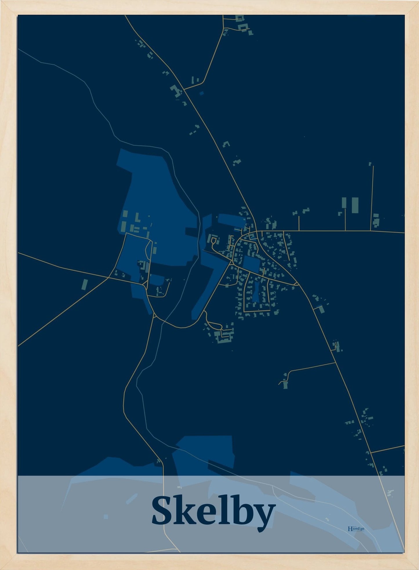 Skelby plakat i farve mørk blå og HjemEgn.dk design firkantet. Design bykort for Skelby