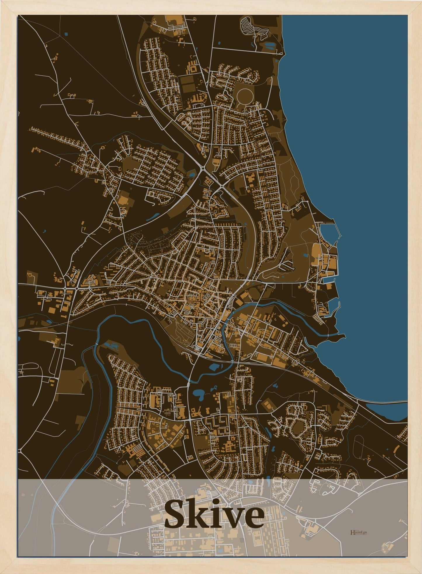 Skive plakat i farve mørk brun og HjemEgn.dk design firkantet. Design bykort for Skive