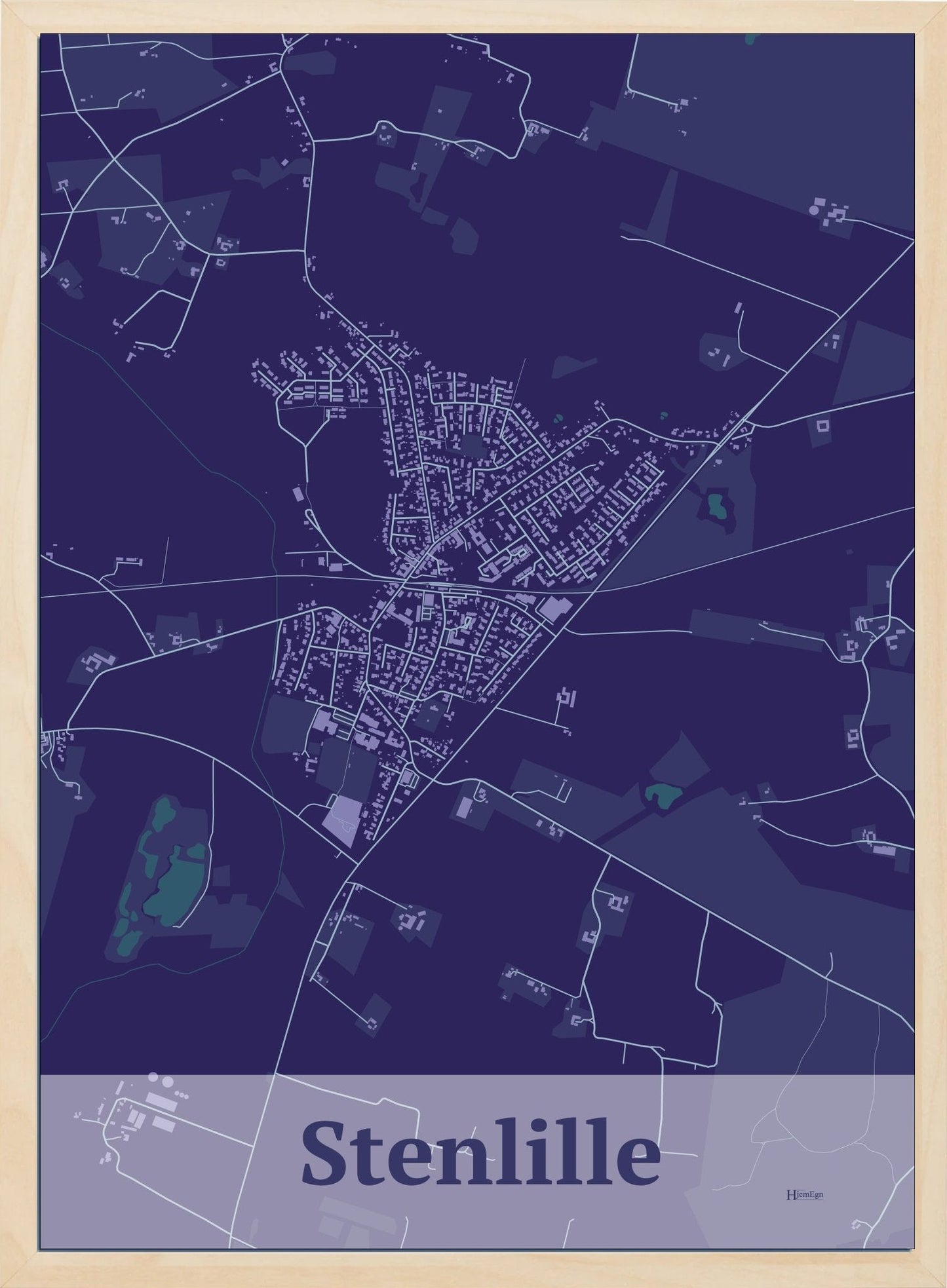 Stenlille plakat i farve mørk lilla og HjemEgn.dk design firkantet. Design bykort for Stenlille
