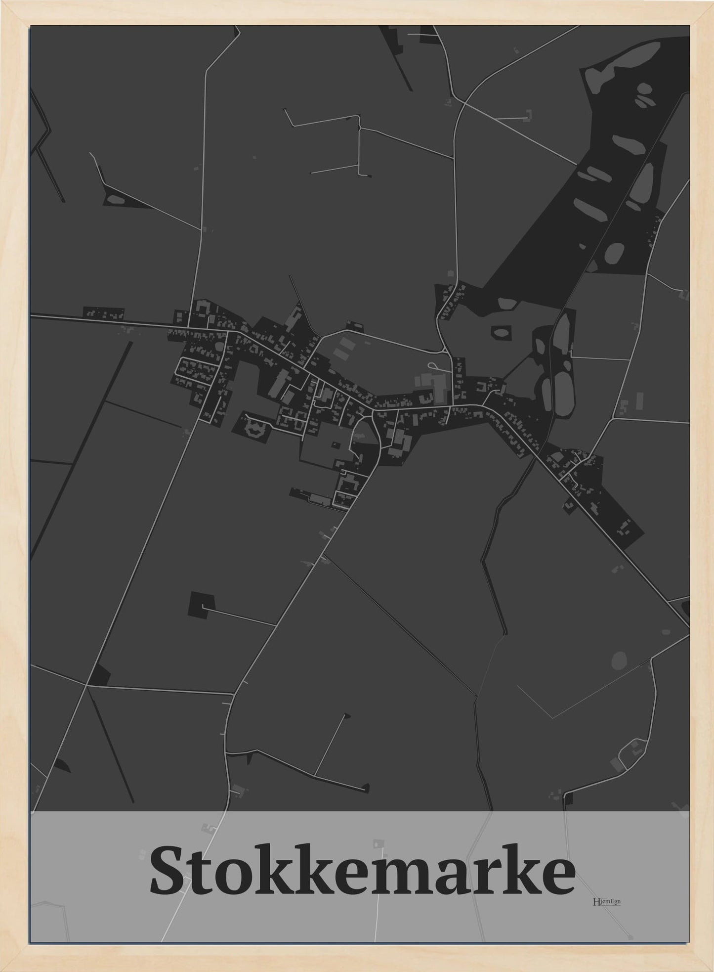 Stokkemarke plakat i farve mørk grå og HjemEgn.dk design firkantet. Design bykort for Stokkemarke