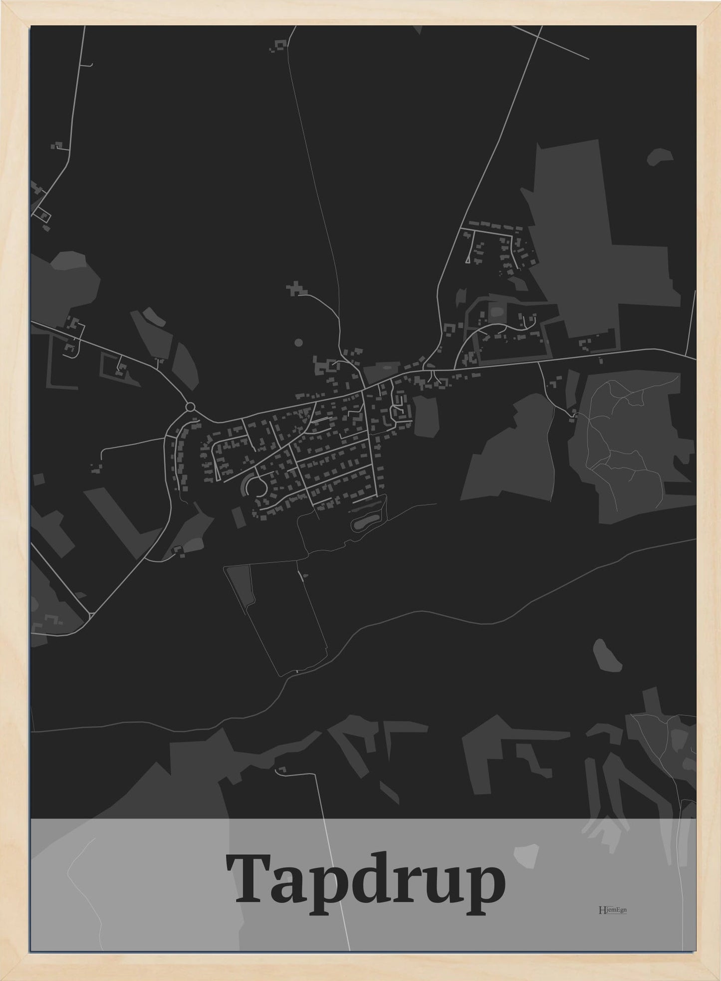 Tapdrup plakat i farve mørk grå og HjemEgn.dk design firkantet. Design bykort for Tapdrup