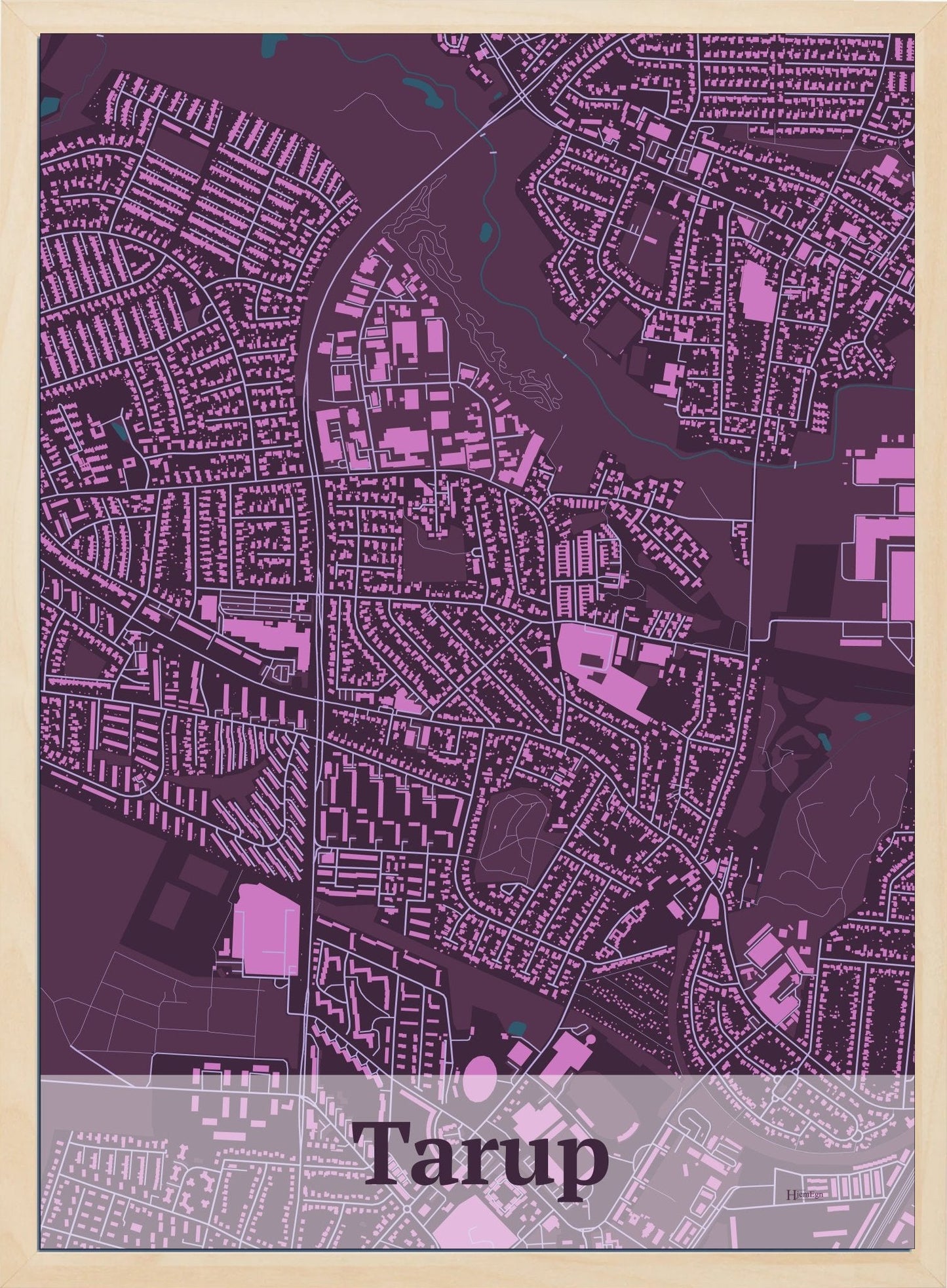 Tarup plakat i farve mørk rød og HjemEgn.dk design firkantet. Design bykort for Tarup