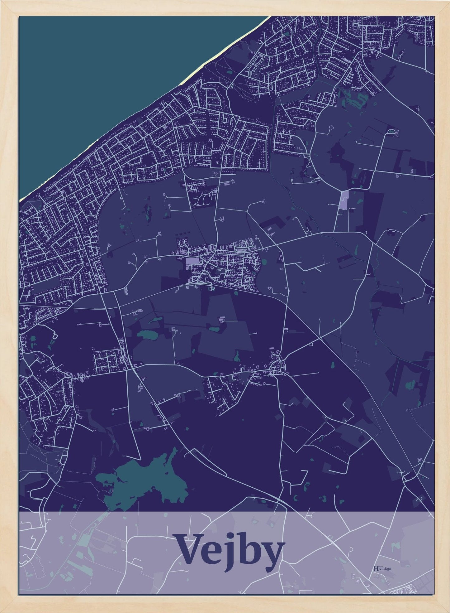 Vejby plakat i farve mørk lilla og HjemEgn.dk design firkantet. Design bykort for Vejby