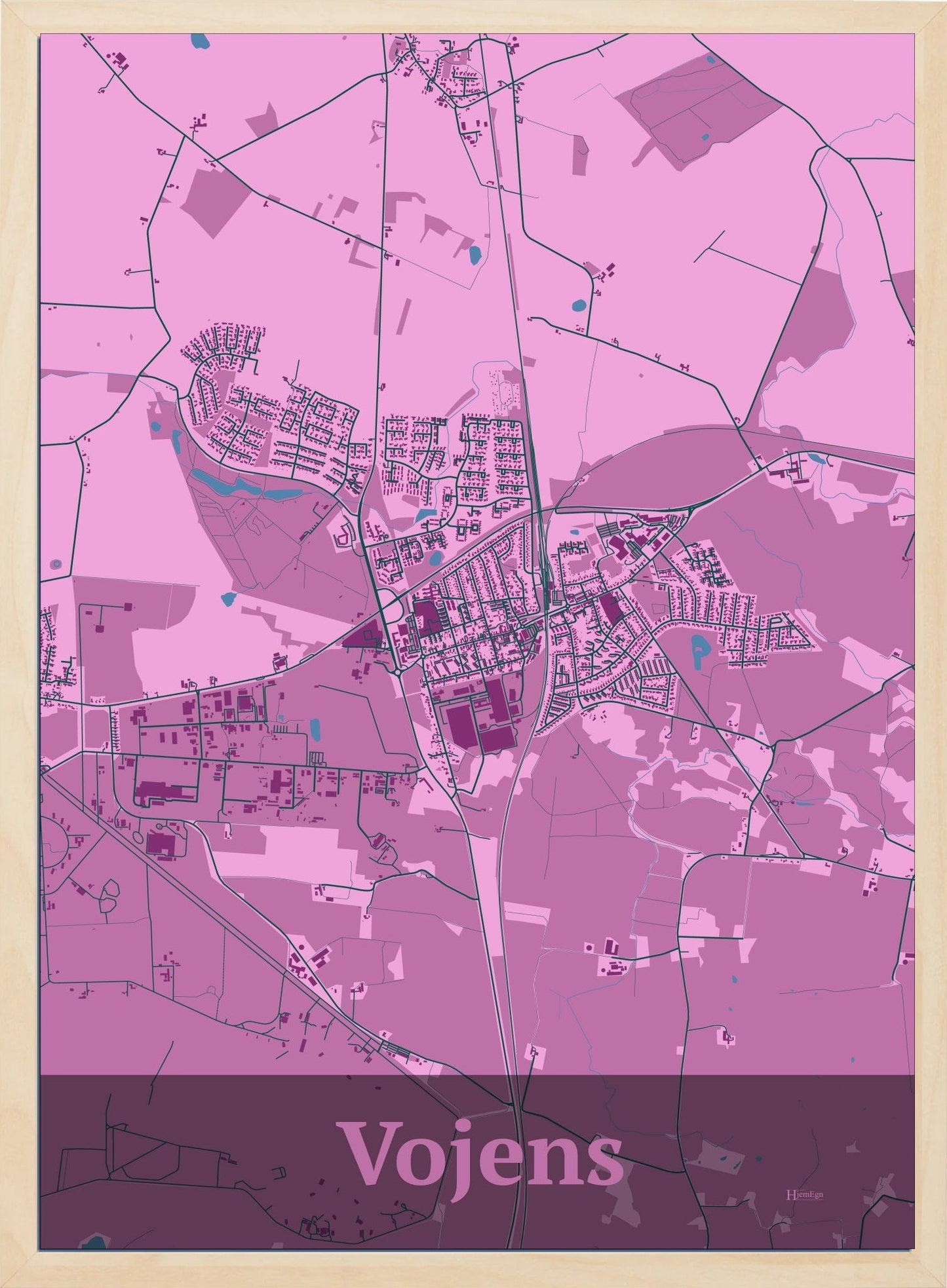 Vojens plakat i pastel rød og HjemEgn.dk design firkantet. Design bykort for Vojens