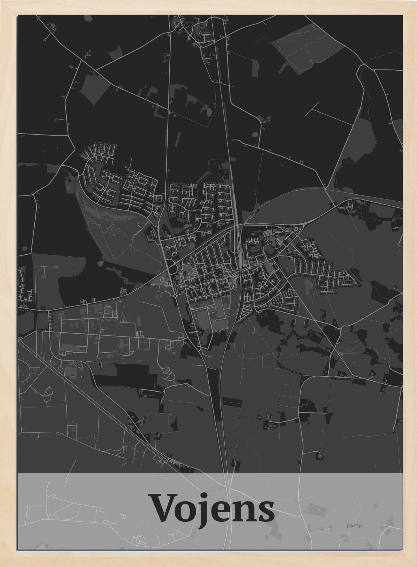 Vojens plakat i mørk grå og HjemEgn.dk design firkantet. Design bykort for Vojens