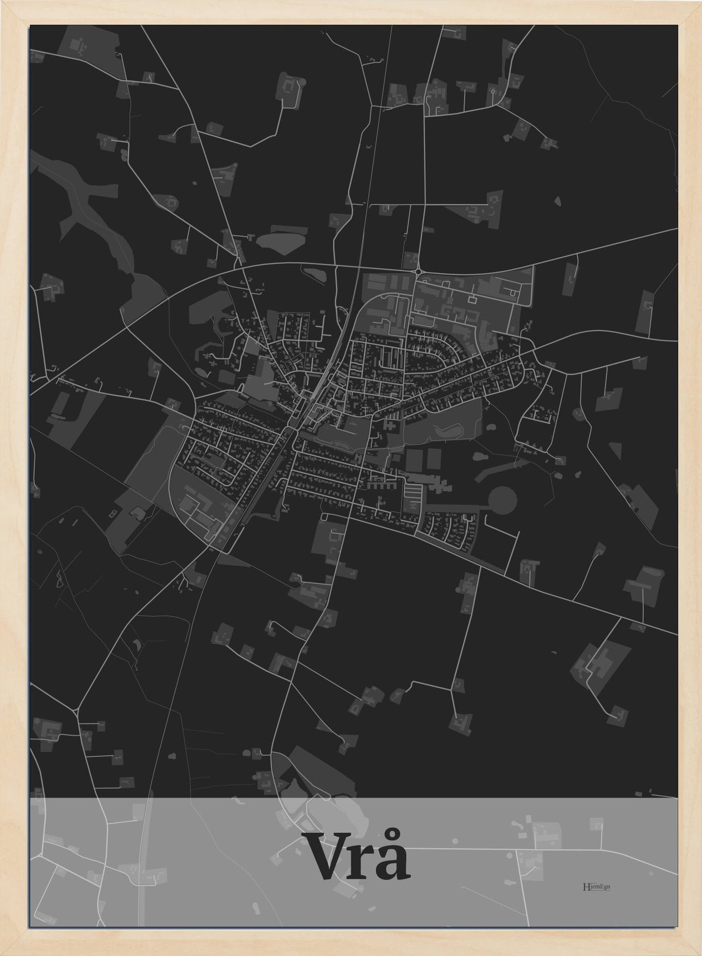 Vrå plakat i mørk grå og HjemEgn.dk design firkantet. Design bykort for Vrå