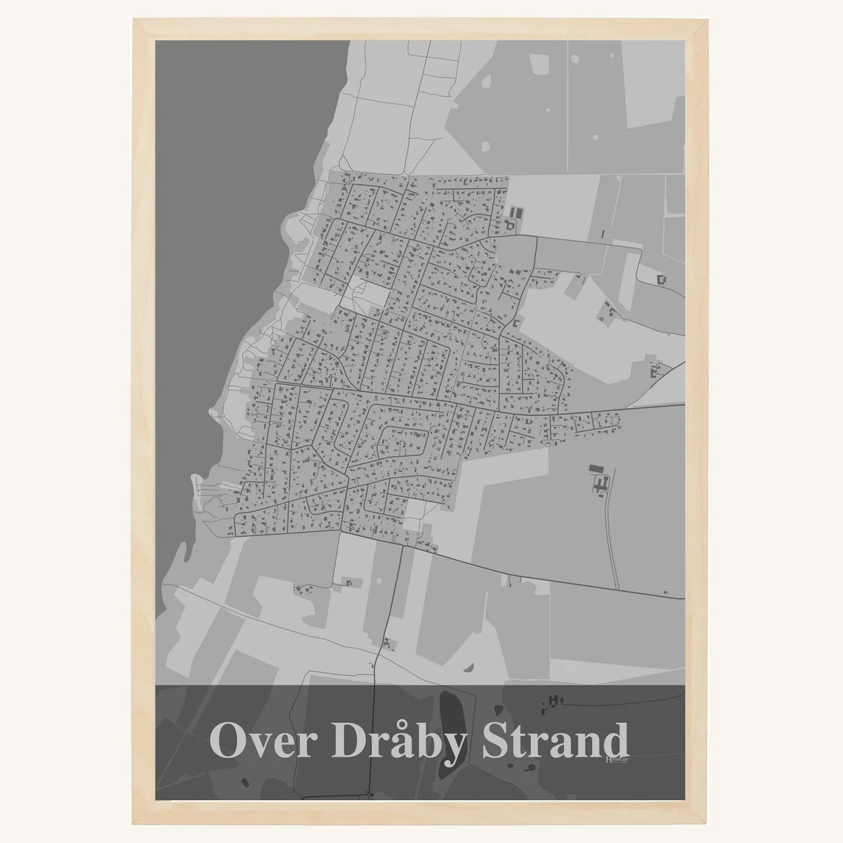 Over Dråby Strand plakat – Firkantet 2026 – Lys pastel grå