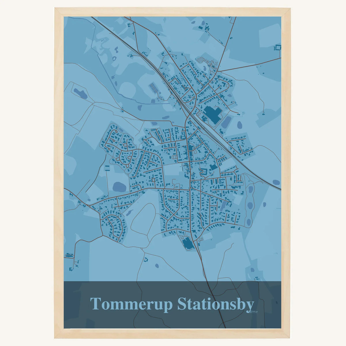 Tommerup Stationsby plakat – Firkantet 2026 – Lys pastel blå